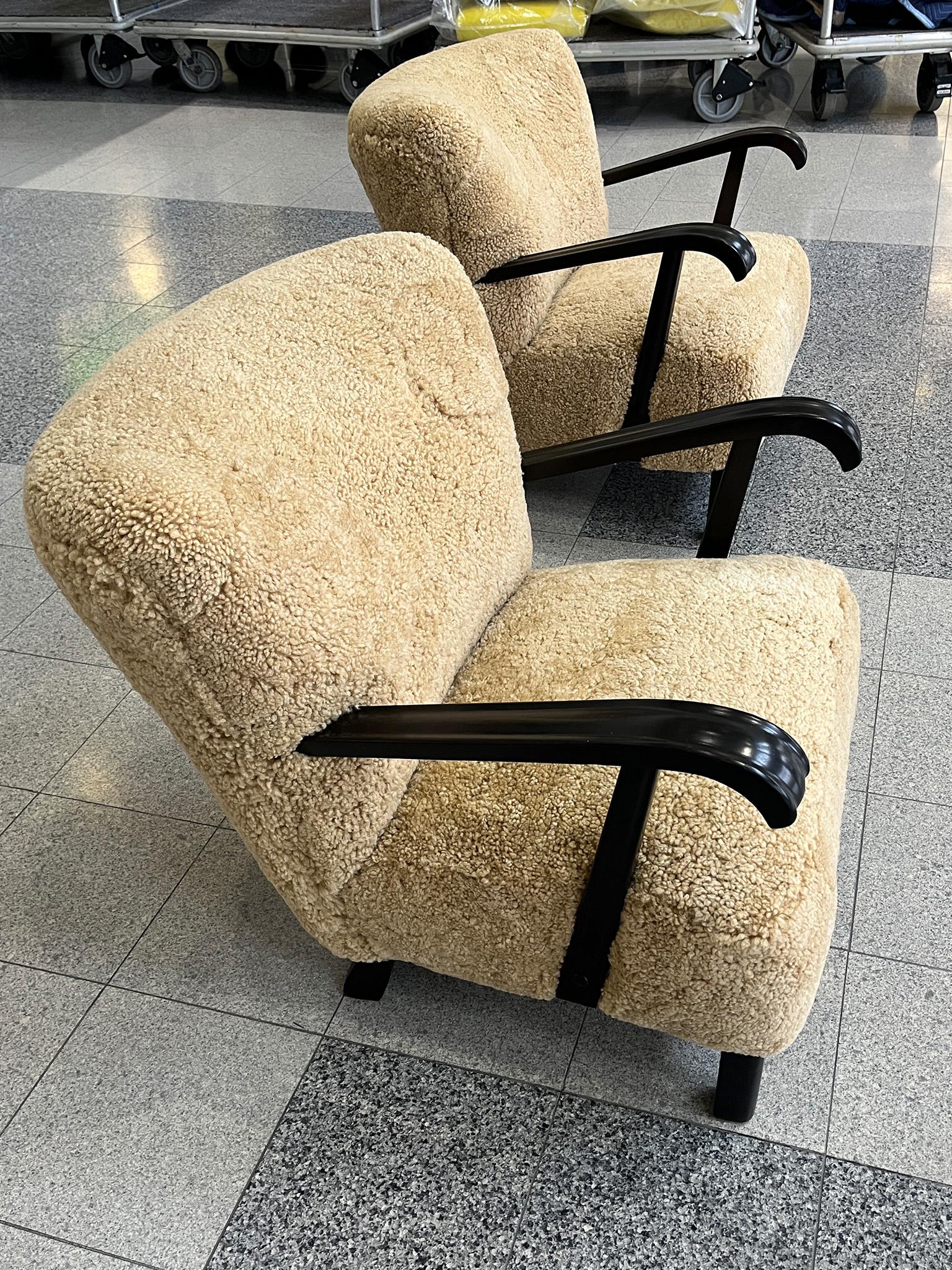 Paire de fauteuils en acajou et peau de mouton d'Alfred Christensen Bon état - En vente à New York, NY