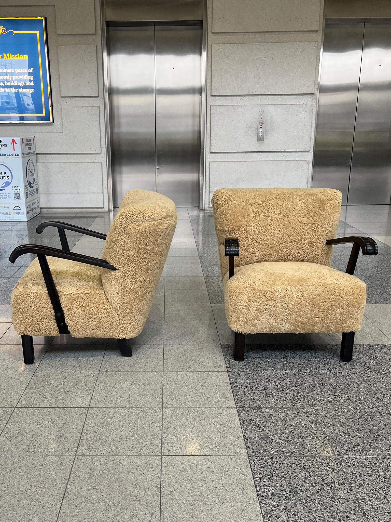 Milieu du XXe siècle Paire de fauteuils en acajou et peau de mouton d'Alfred Christensen en vente
