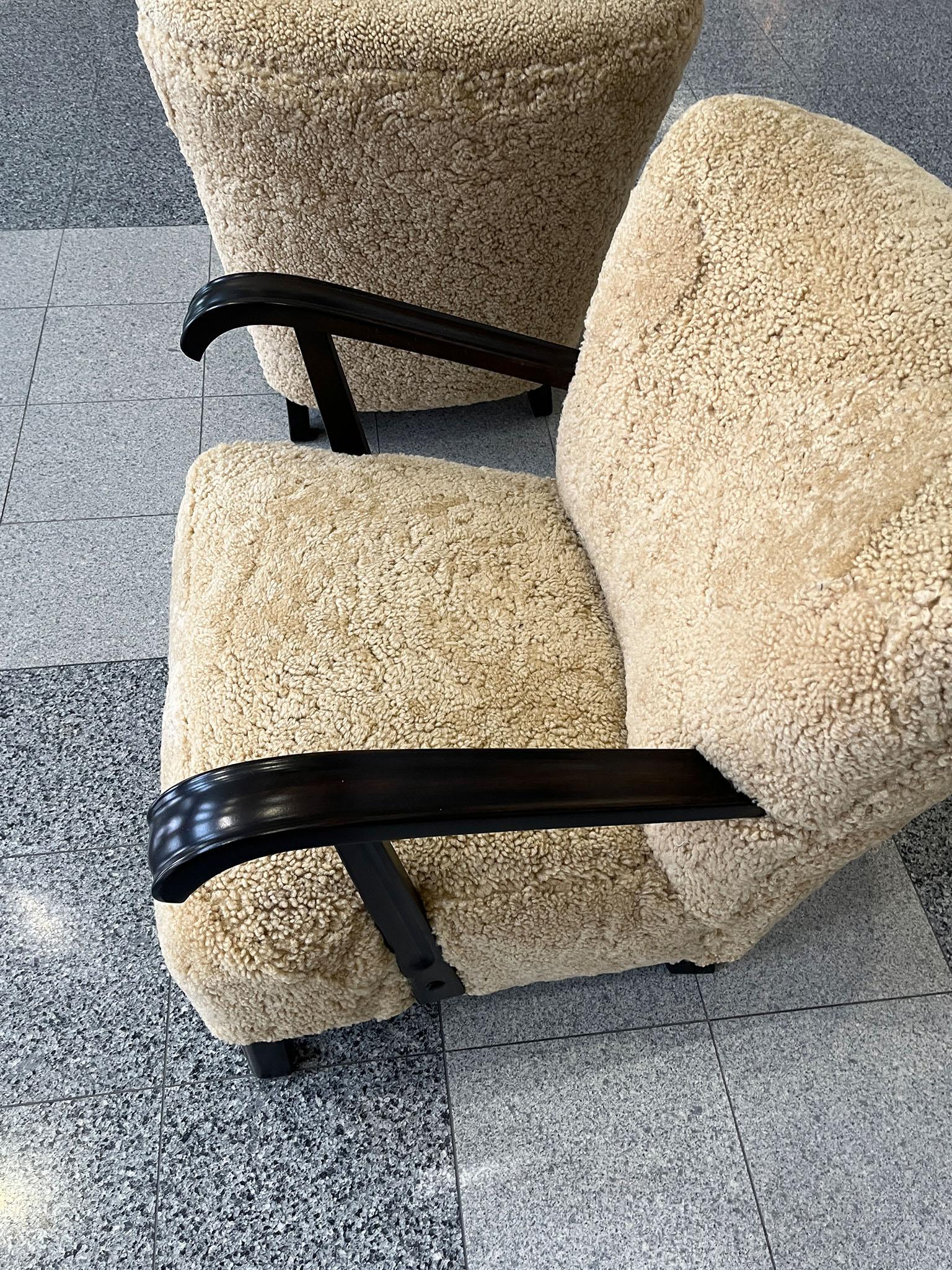 Acajou Paire de fauteuils en acajou et peau de mouton d'Alfred Christensen en vente