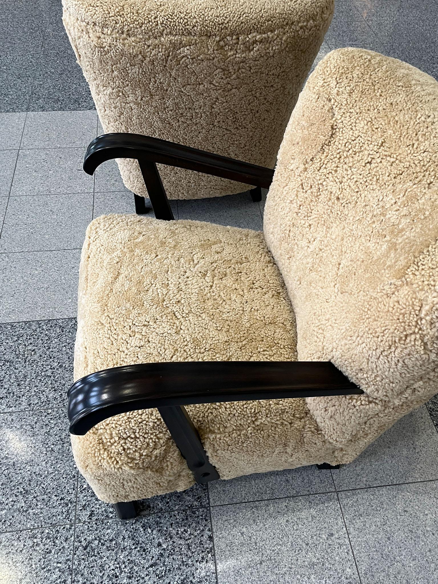 Paire de fauteuils en acajou et peau de mouton d'Alfred Christensen en vente 1