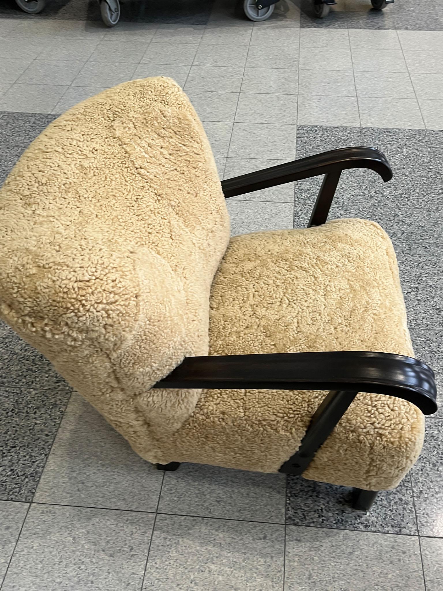 Paire de fauteuils en acajou et peau de mouton d'Alfred Christensen en vente 2