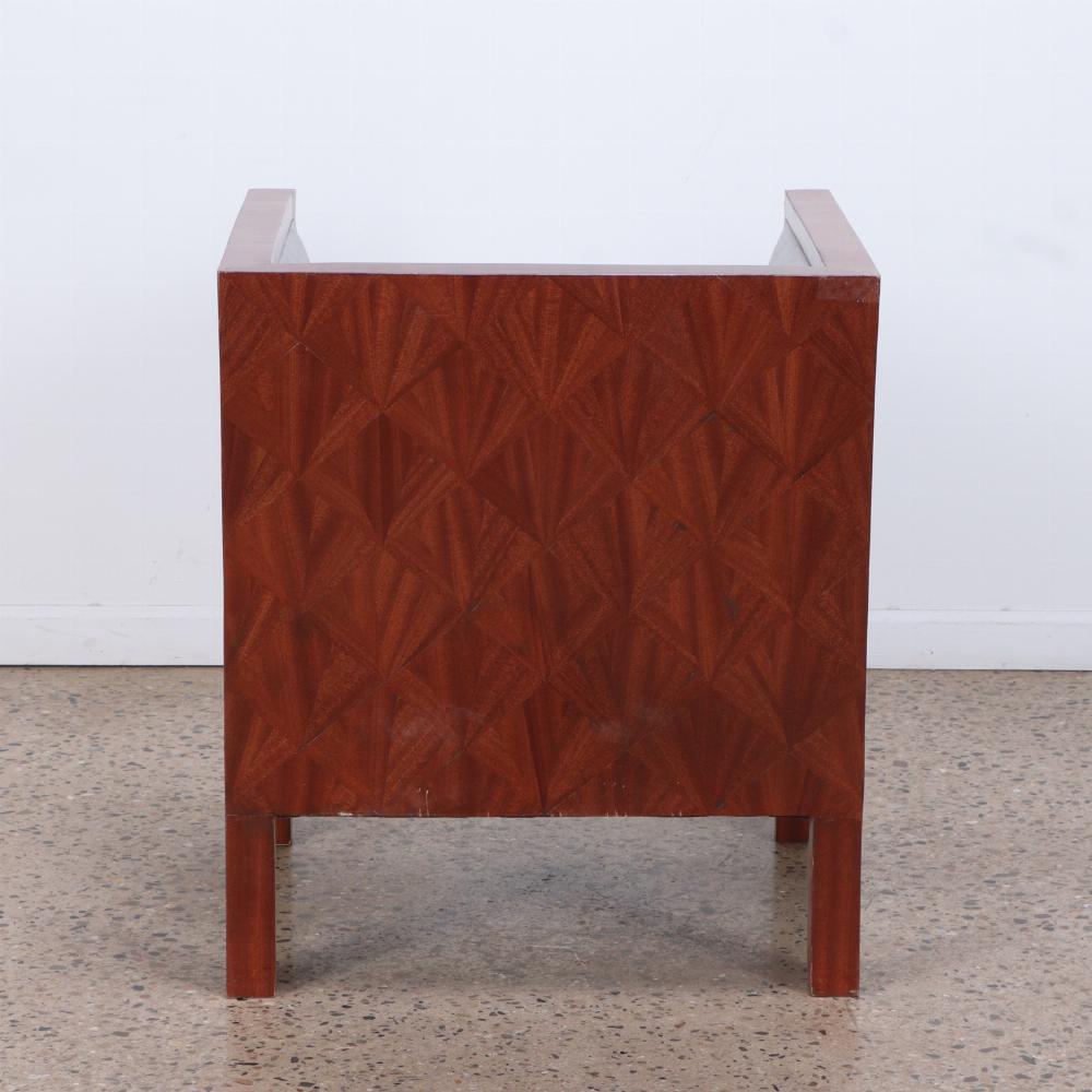 Une paire rare et sophistiquée de chaises de salon de forme cubique, fabriquées en acajou et dotées d'un rembourrage intérieur contrasté par une marqueterie de paille méticuleusement exécutée sur les surfaces extérieures. Inspirées par le