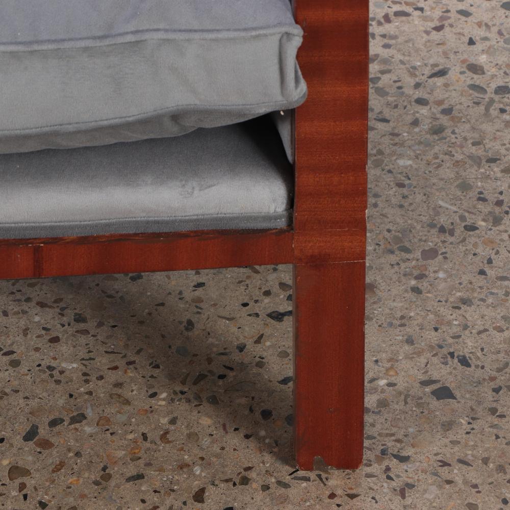 Argentin Paire de chaises cubiques en acajou et tapissées, à la manière de Jean-Michel Frank en vente