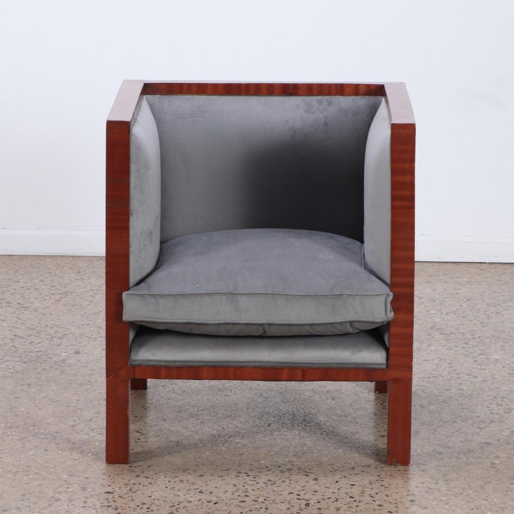 Paire de chaises cubiques en acajou et tapissées, à la manière de Jean-Michel Frank Bon état - En vente à Philadelphia, PA