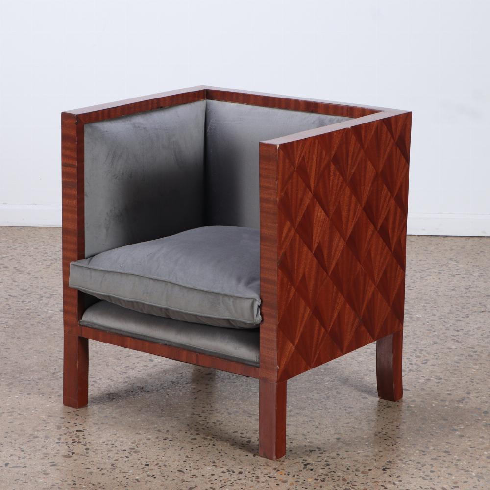 XXIe siècle et contemporain Paire de chaises cubiques en acajou et tapissées, à la manière de Jean-Michel Frank en vente