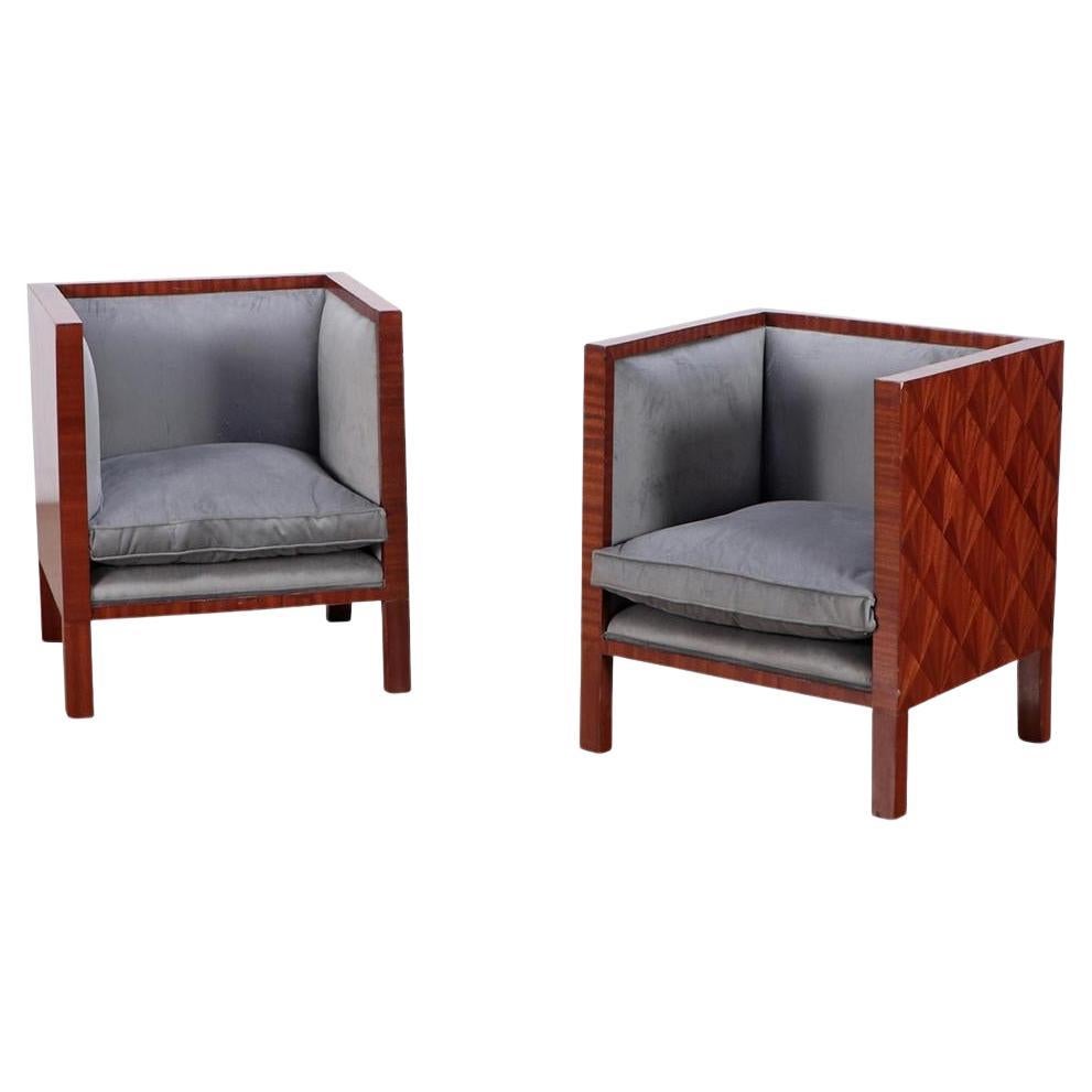 Paire de chaises cubiques en acajou et tapissées, à la manière de Jean-Michel Frank en vente