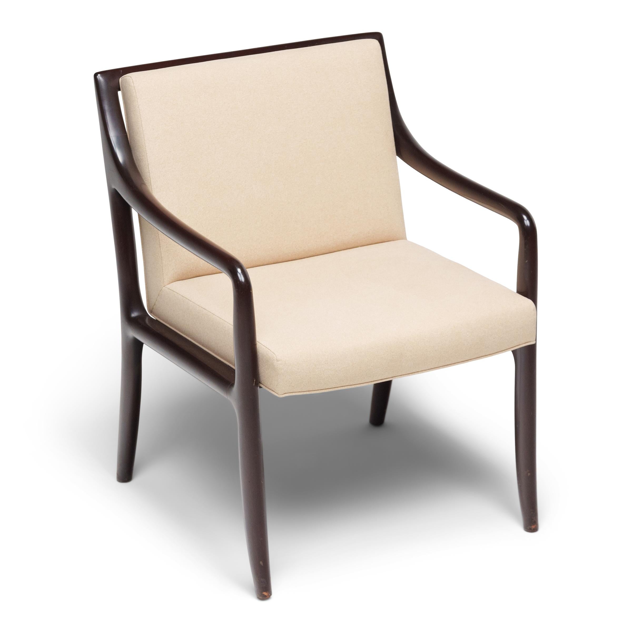 Un sofisticado par de sillones modernos de mediados de siglo diseñados por Edward Wormley para Dunbar Furniture. Elegantes pero sencillas, las sillas están fabricadas con un armazón de caoba maciza de líneas sinuosas y curvas suavemente redondeadas.