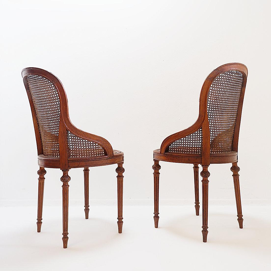 Coppia di poltrone in mogano, stile Luigi XVI - Inizio XX secolo
Antico - Sedie laterali - XX
Misure: 54x50cm H:96cm SH:47cm 
Materiali : Wood - Cane 
L'anta posteriore in legno di una sedia è incrinata, ma questo non influisce sulla resistenza o