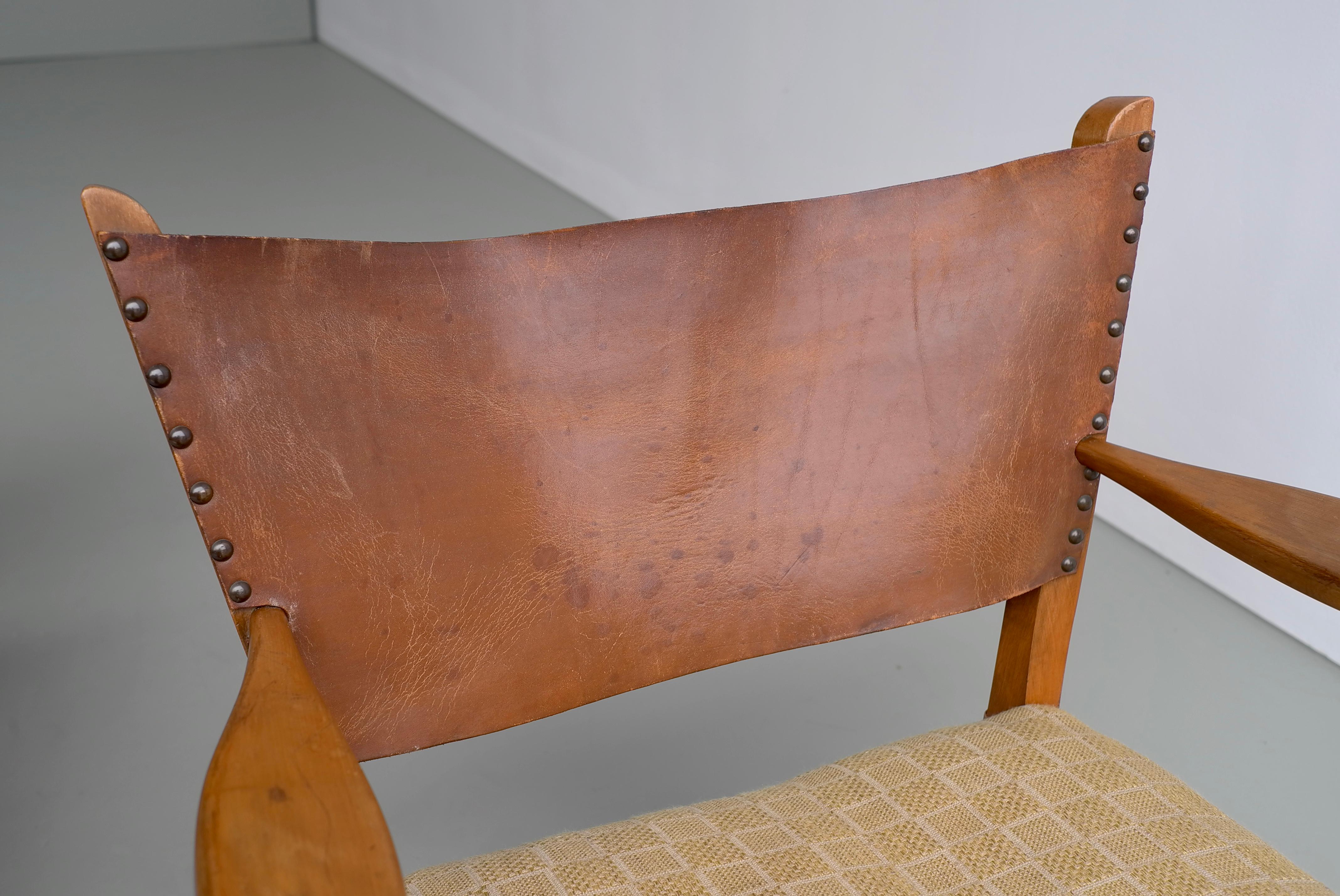 Coppia di poltrone in mogano con schienale in pelle naturale, Danimarca, anni '60 in vendita 1
