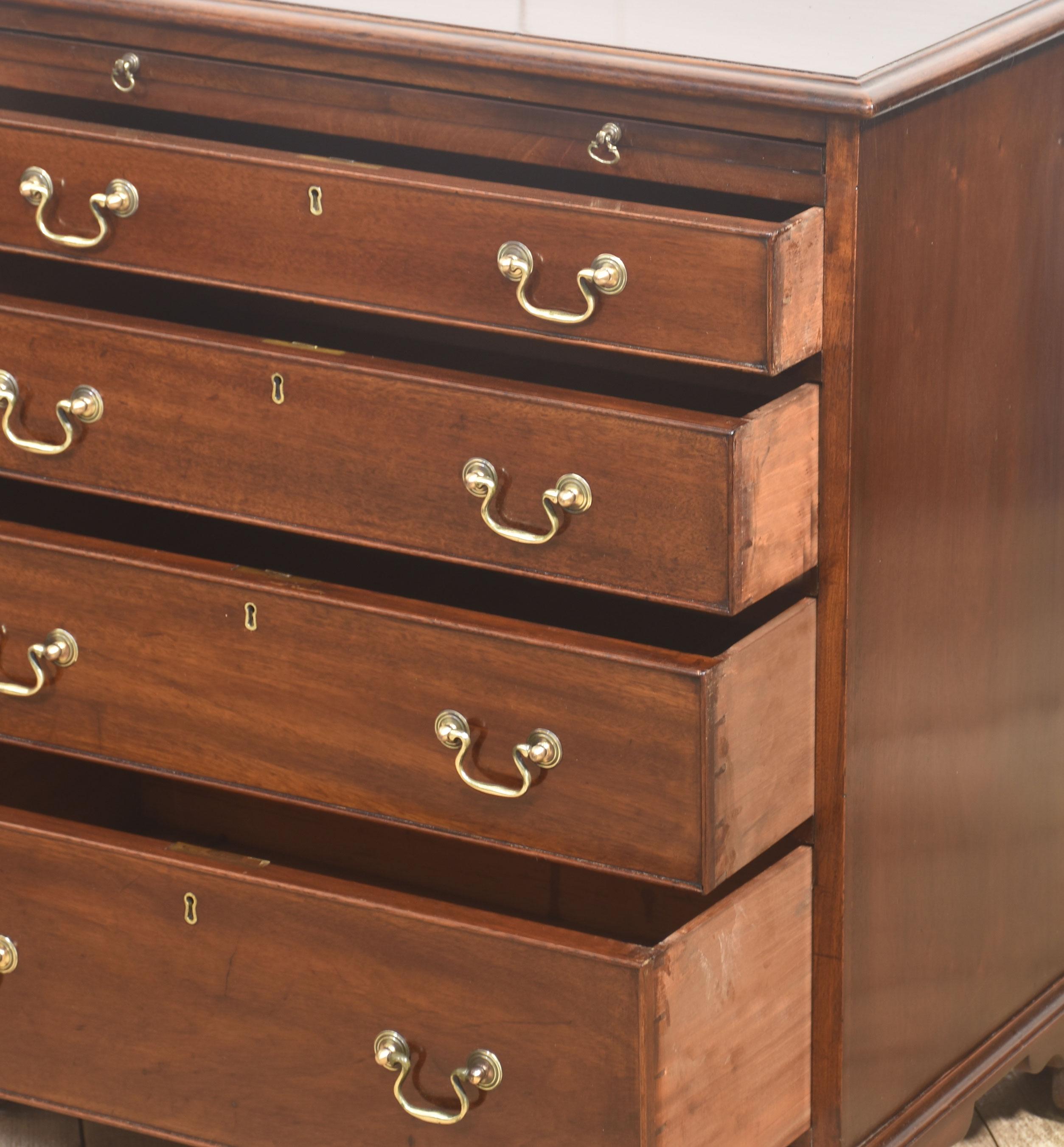 Pair of Mahogany Bachelor’s Chests In Good Condition For Sale In Cheshire, GB