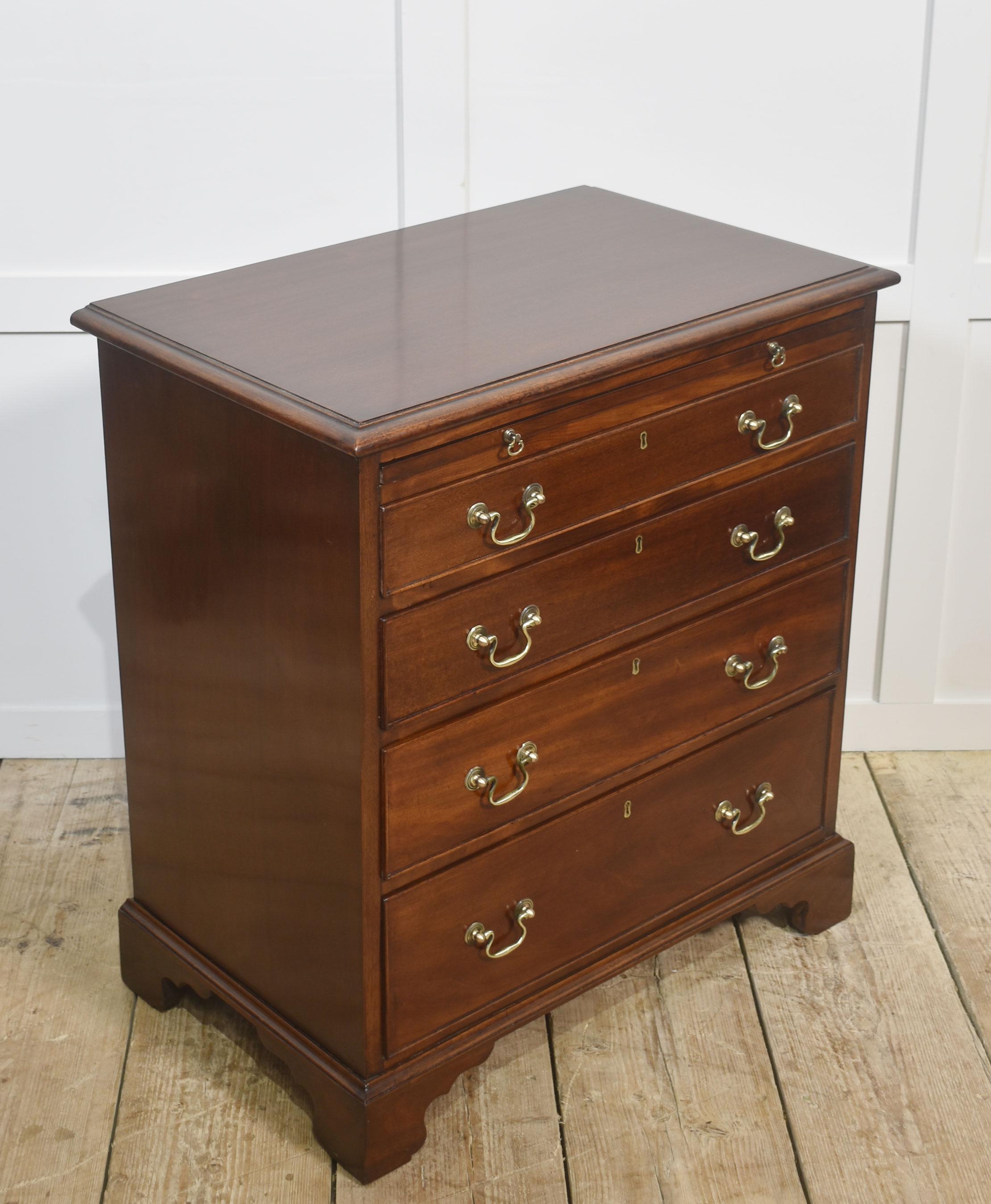 20th Century Pair of Mahogany Bachelor’s Chests For Sale