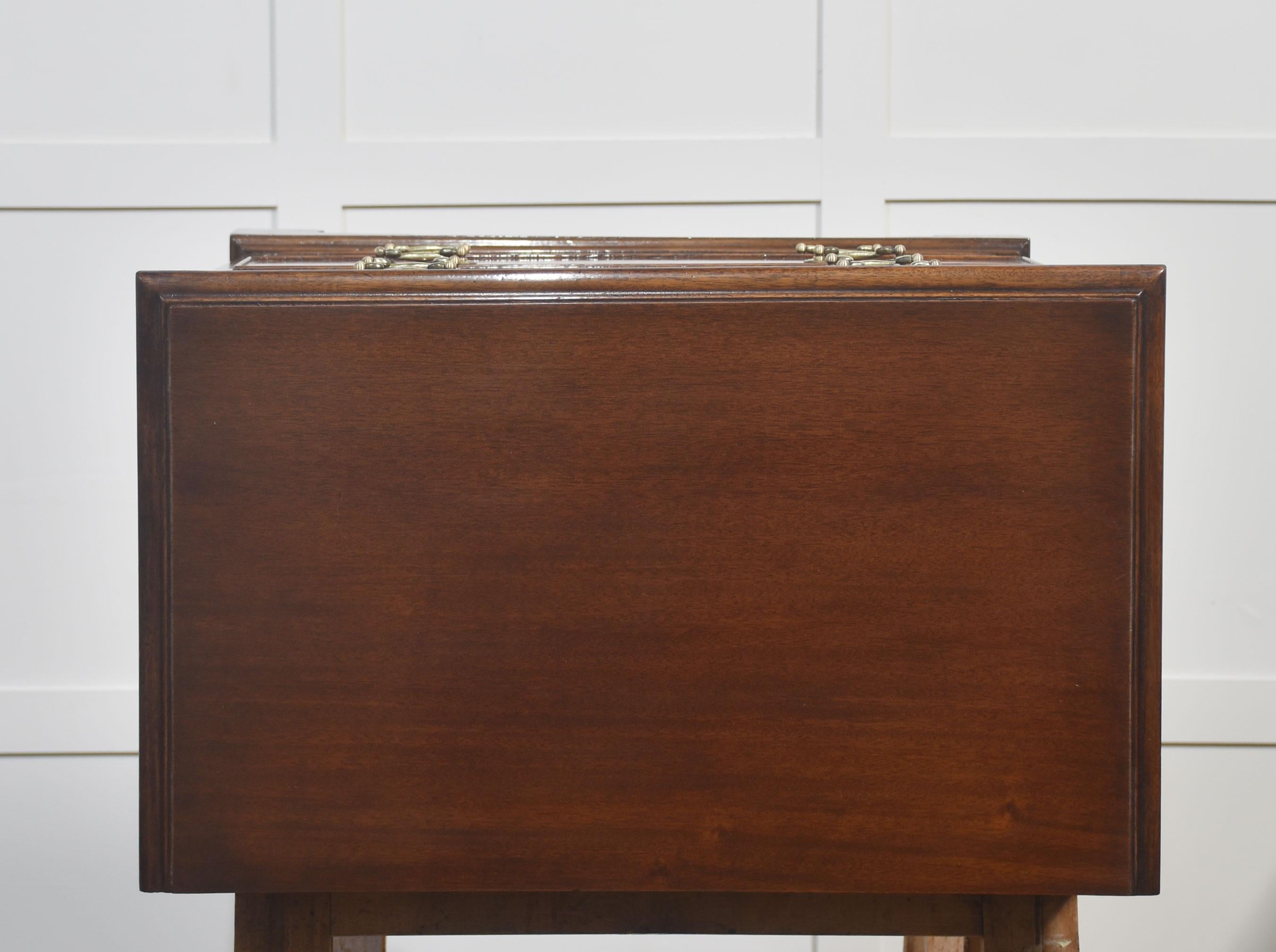Pair of Mahogany Bachelor’s Chests For Sale 1
