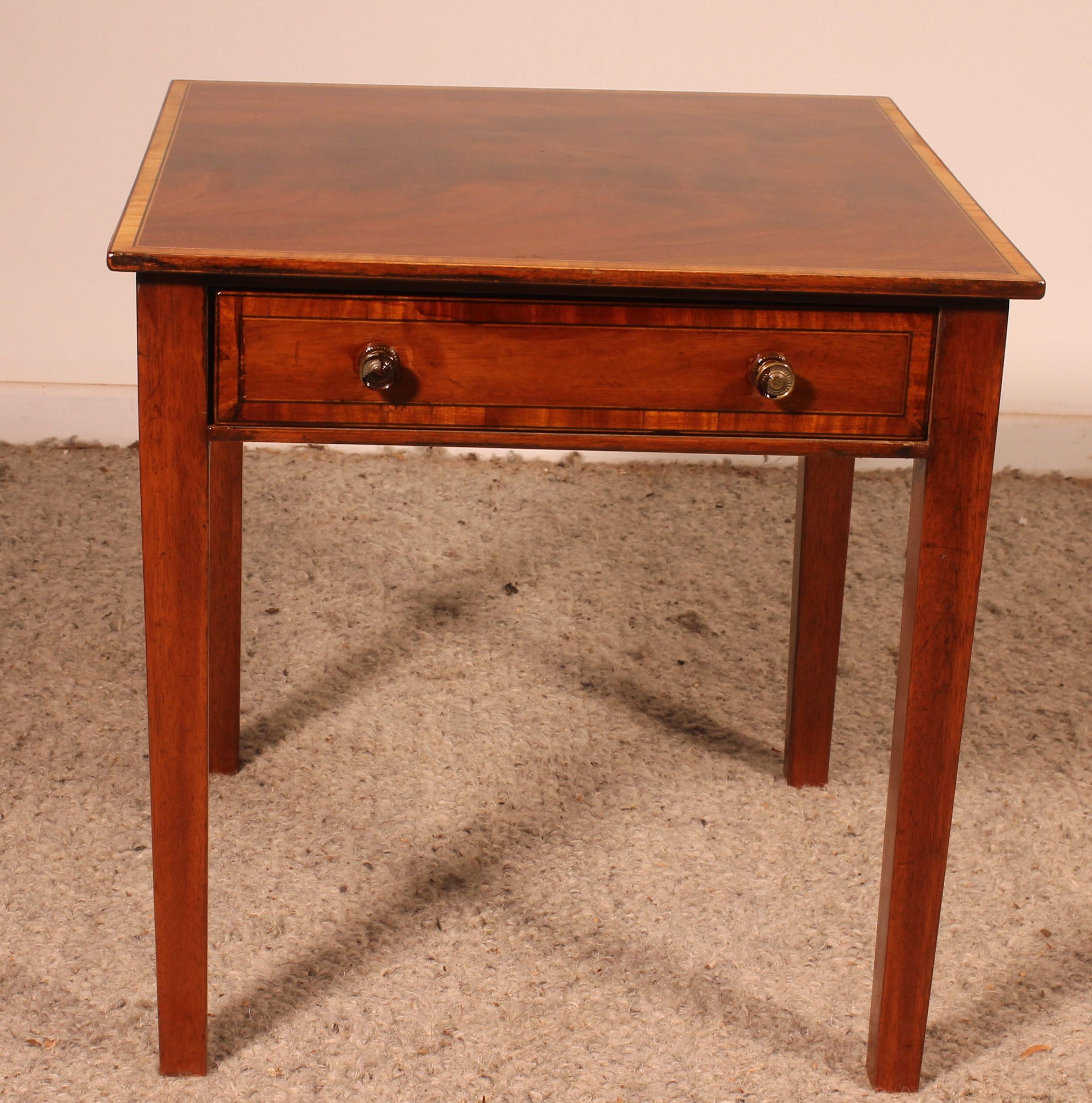 British Pair Of Mahogany Bedside Tables From The Early 19th Century For Sale