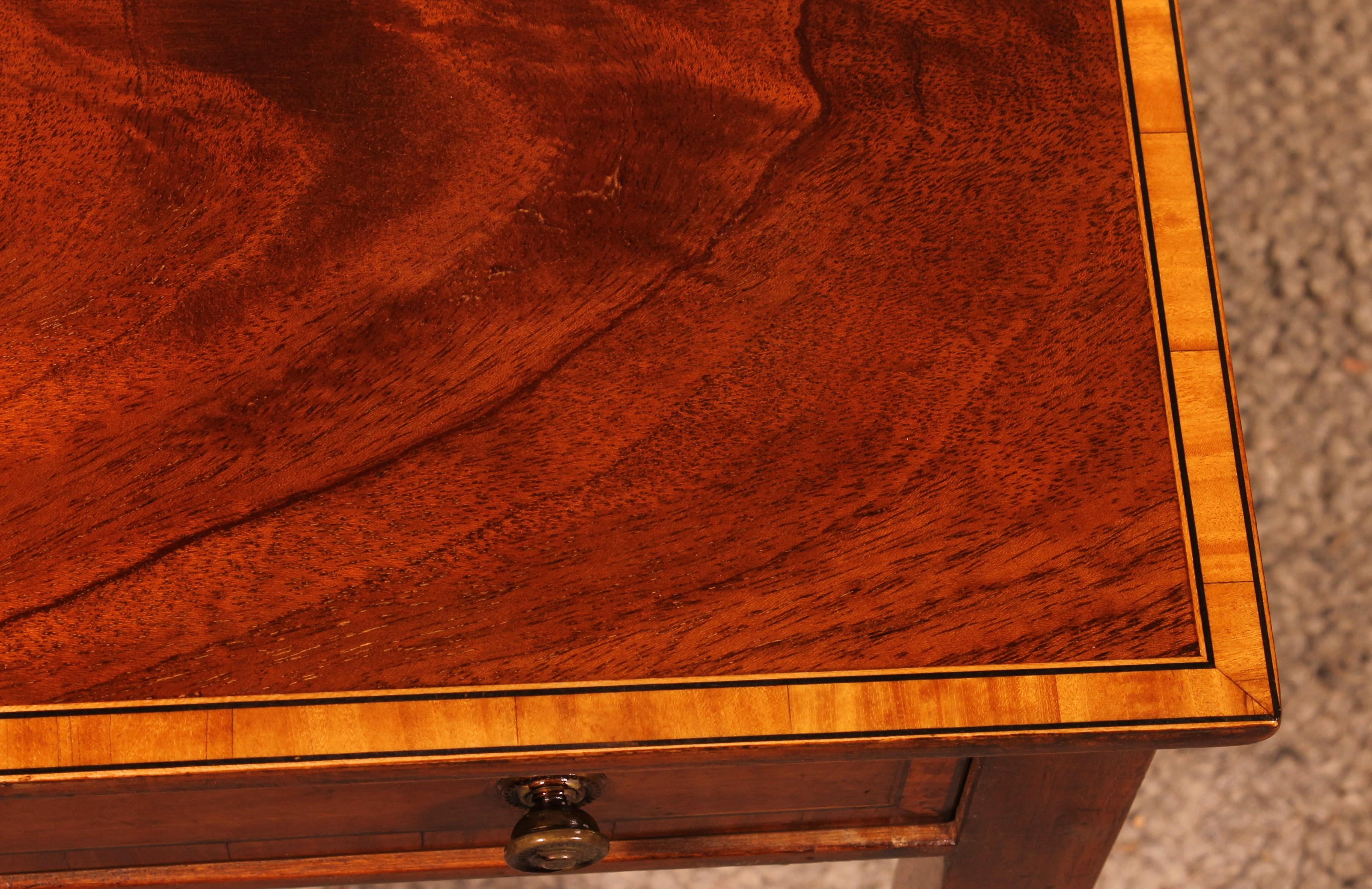 Acajou Paire de tables de chevet en acajou du début du 19e siècle en vente