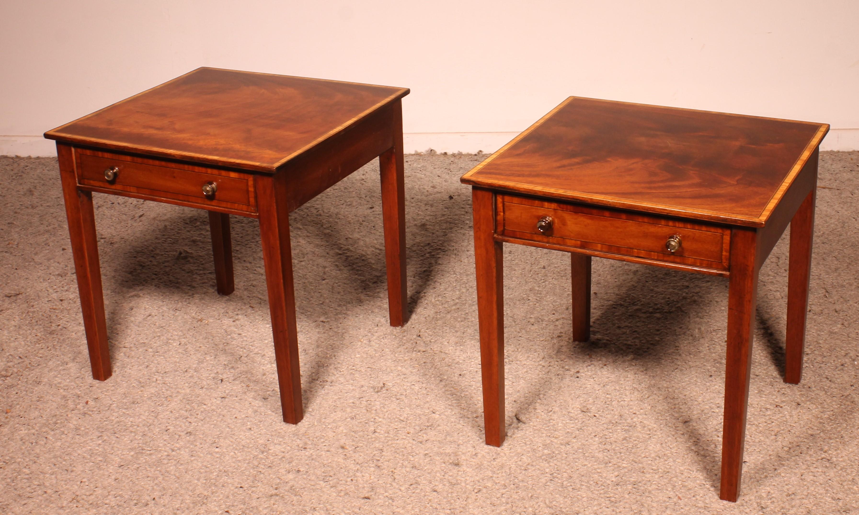Paire de tables de chevet en acajou du début du 19e siècle en vente 2