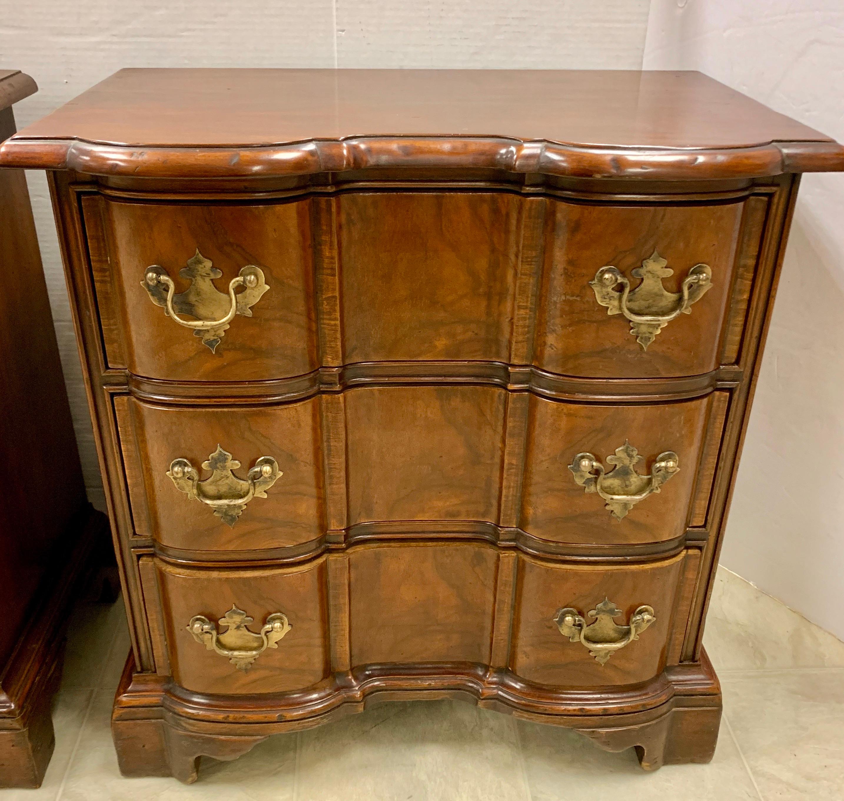 Pair of Mahogany Block Front Chests Nightstands In Good Condition In West Hartford, CT