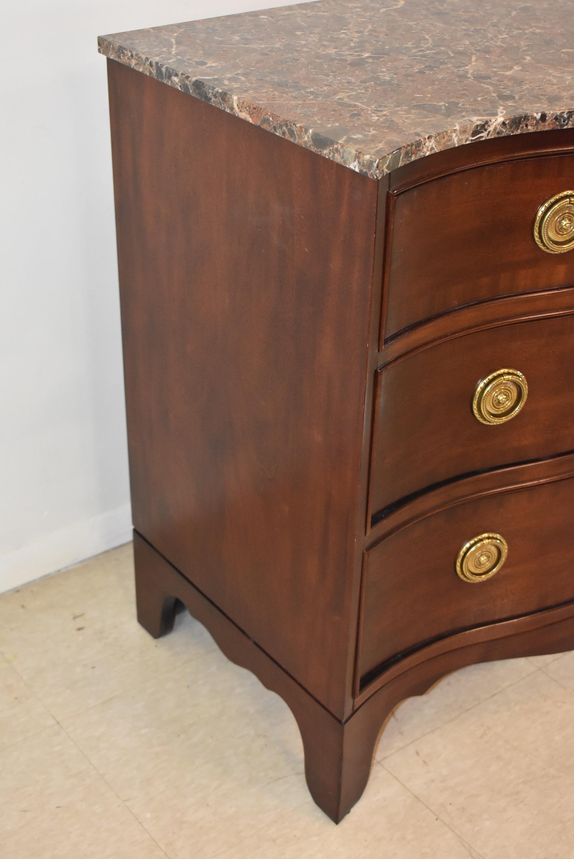 Pareja de Arcones de Caoba con Frente de Arco de Century Furniture siglo XX en venta