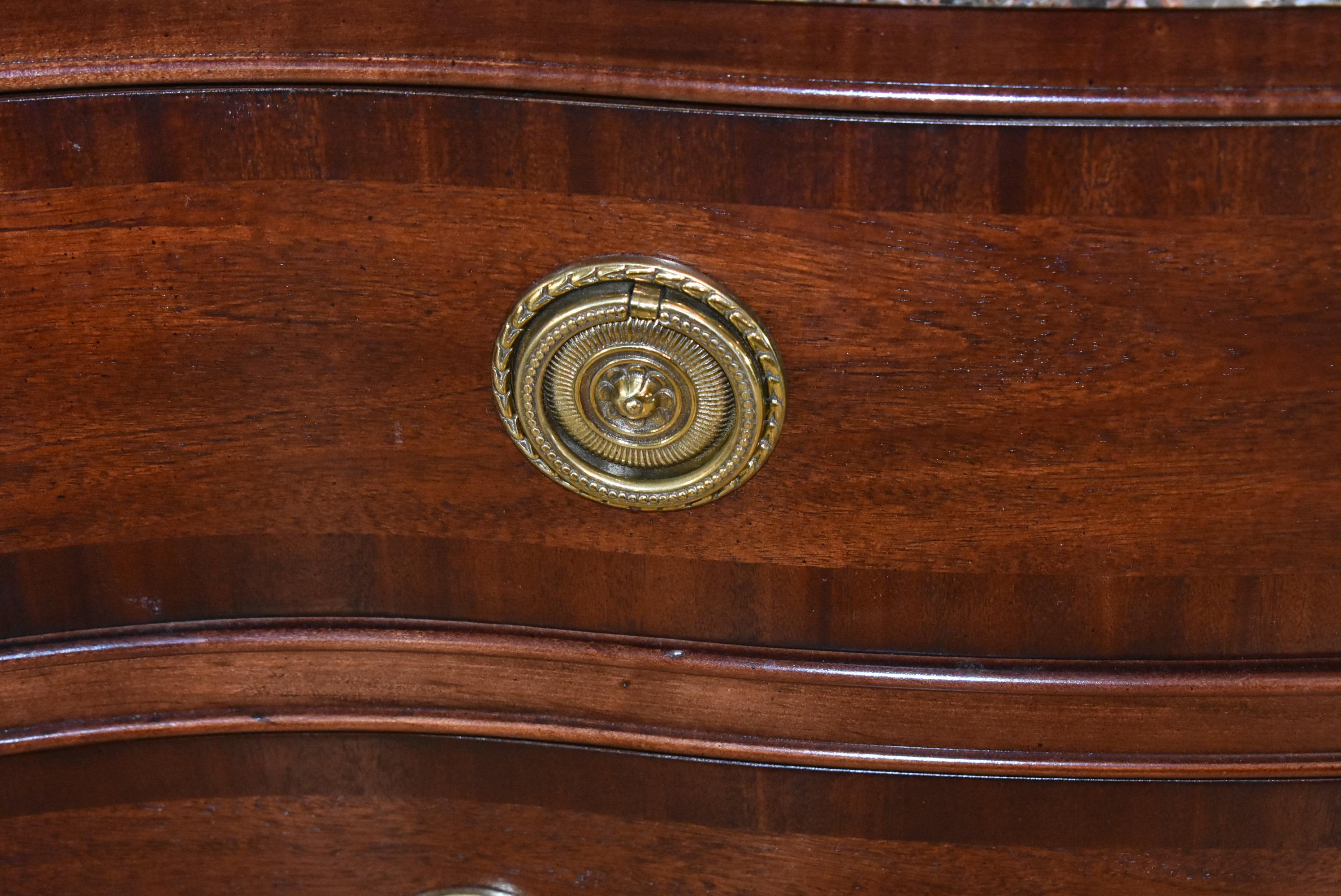 Pareja de Arcones de Caoba con Frente de Arco de Century Furniture Mármol en venta
