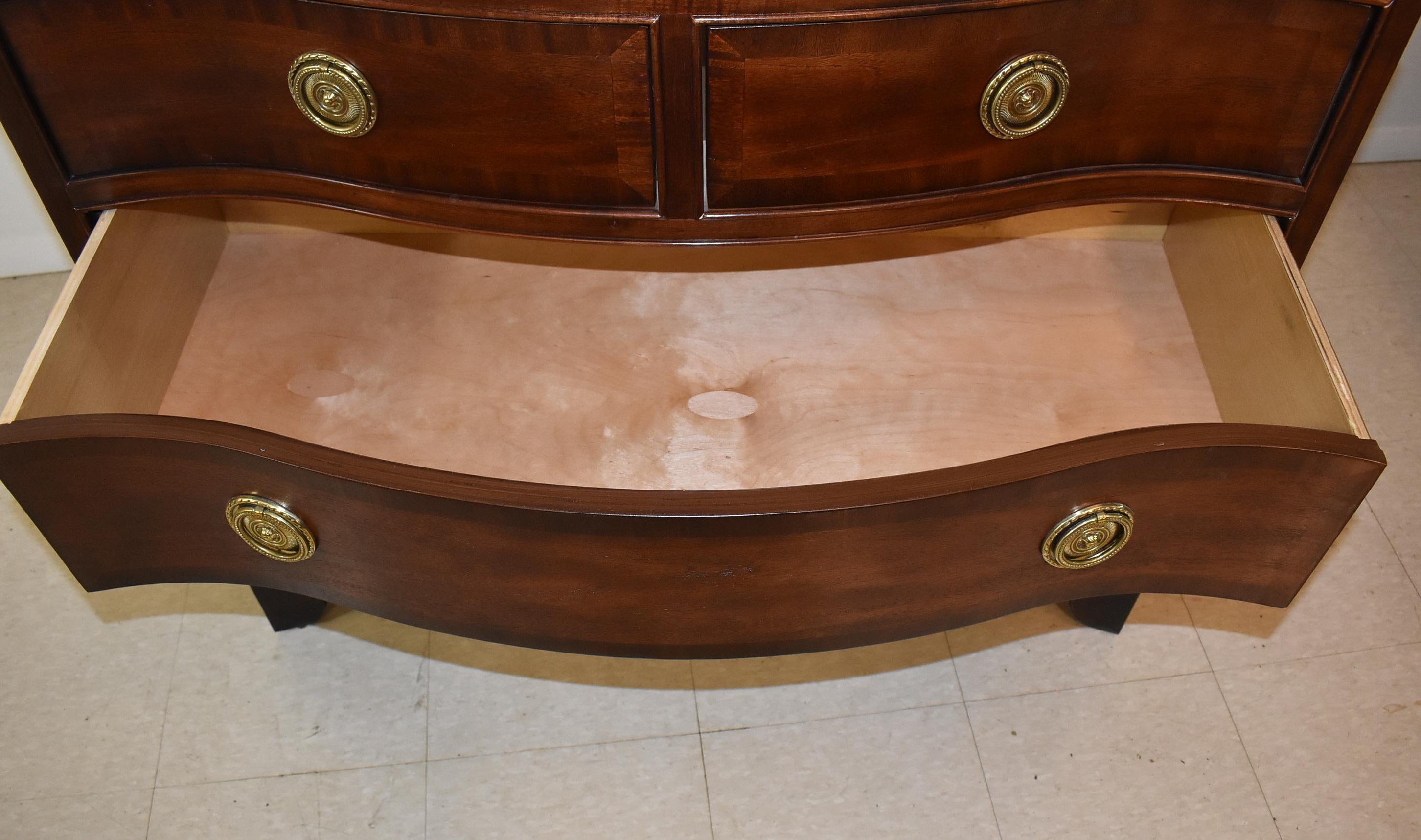 Pareja de Arcones de Caoba con Frente de Arco de Century Furniture en venta 4