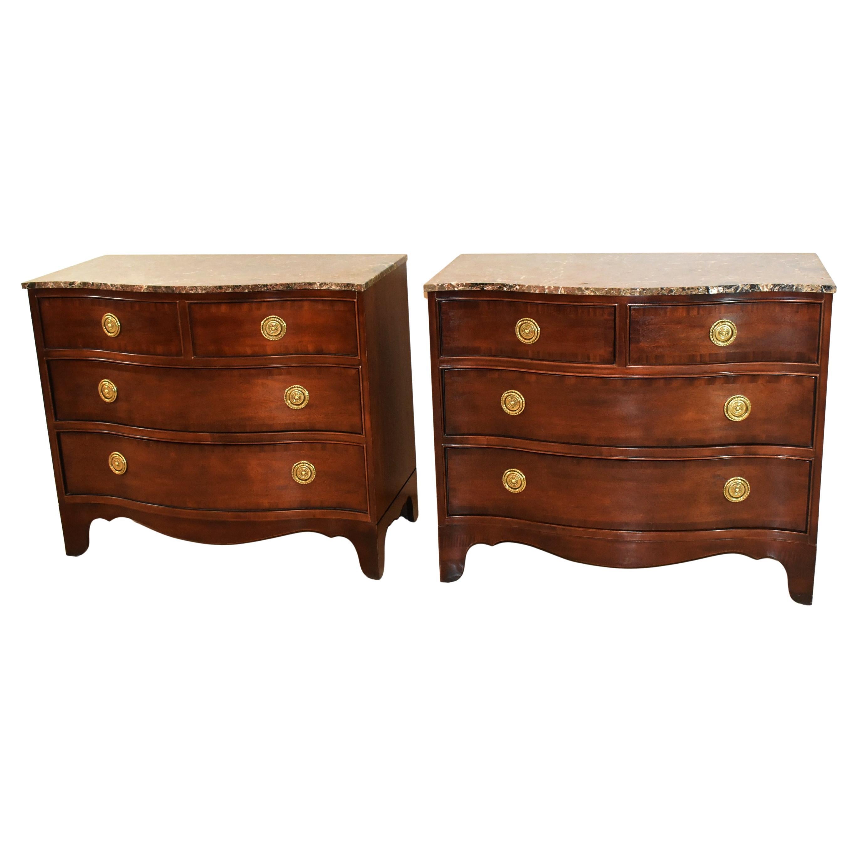 Pareja de Arcones de Caoba con Frente de Arco de Century Furniture en venta