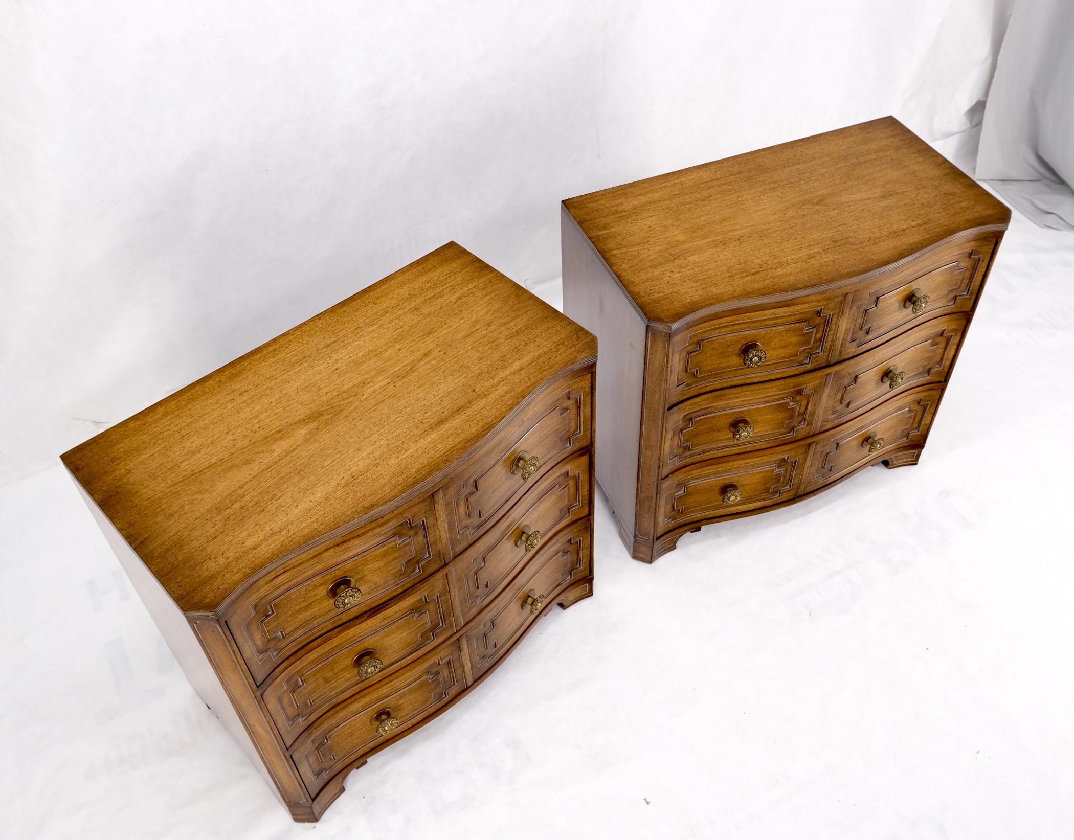 Pair of Mahogany Bow Serpentine Front 3 Drawers Bachelor Chests Grossfeld House For Sale 10