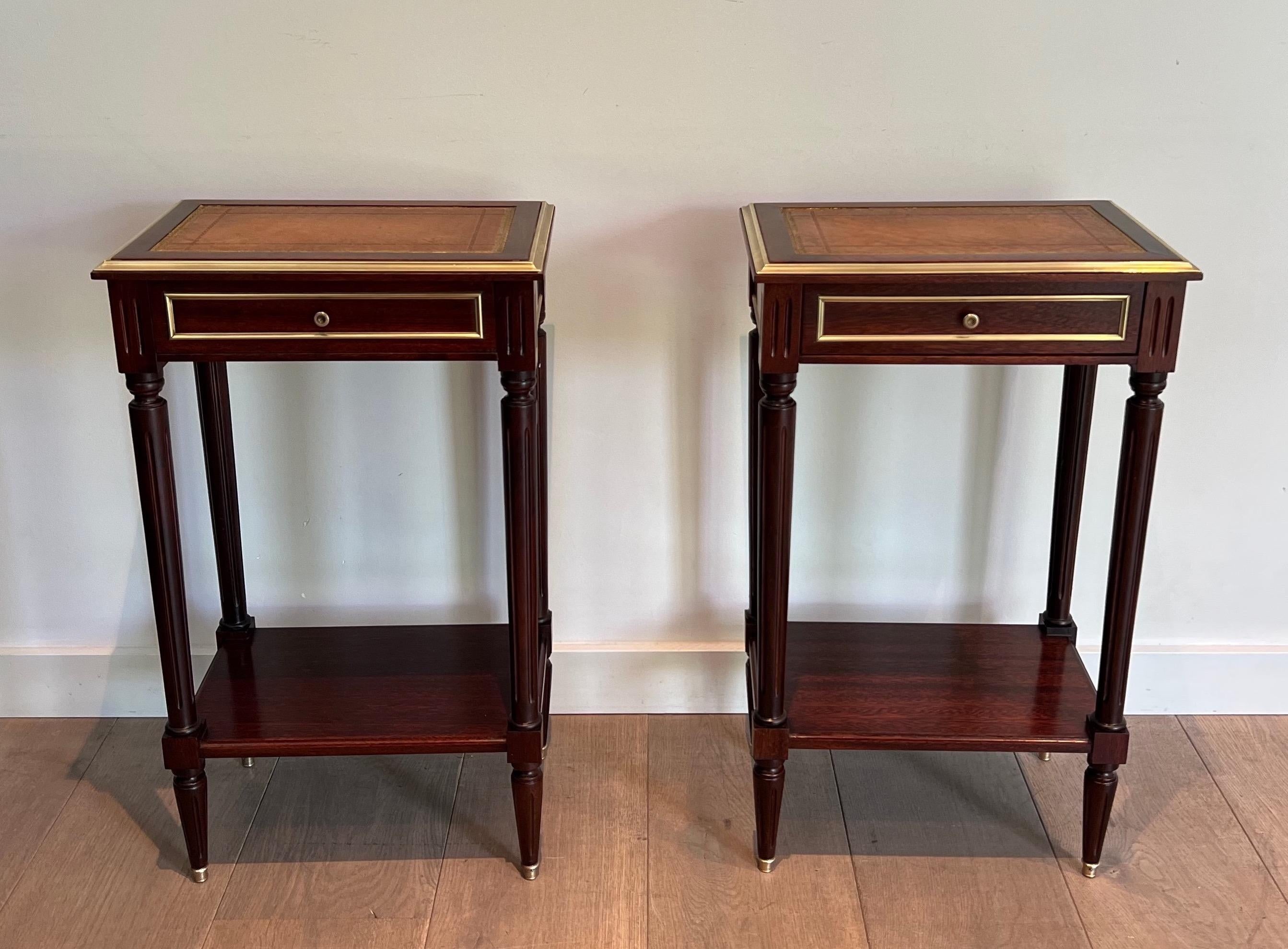 Beistelltische aus Mahagoni und Messing mit Lederplatten im Stil von Maison Jansen, Paar im Angebot 5