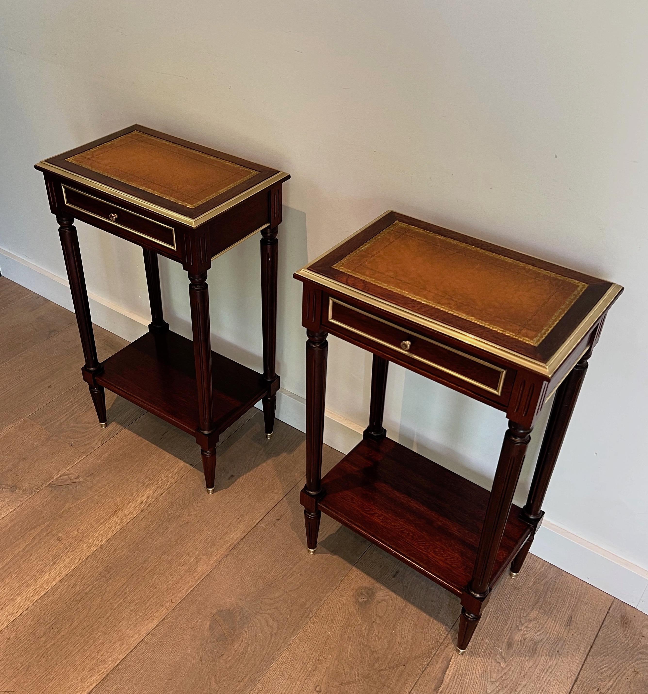 Beistelltische aus Mahagoni und Messing mit Lederplatten im Stil von Maison Jansen, Paar (Neoklassisch) im Angebot