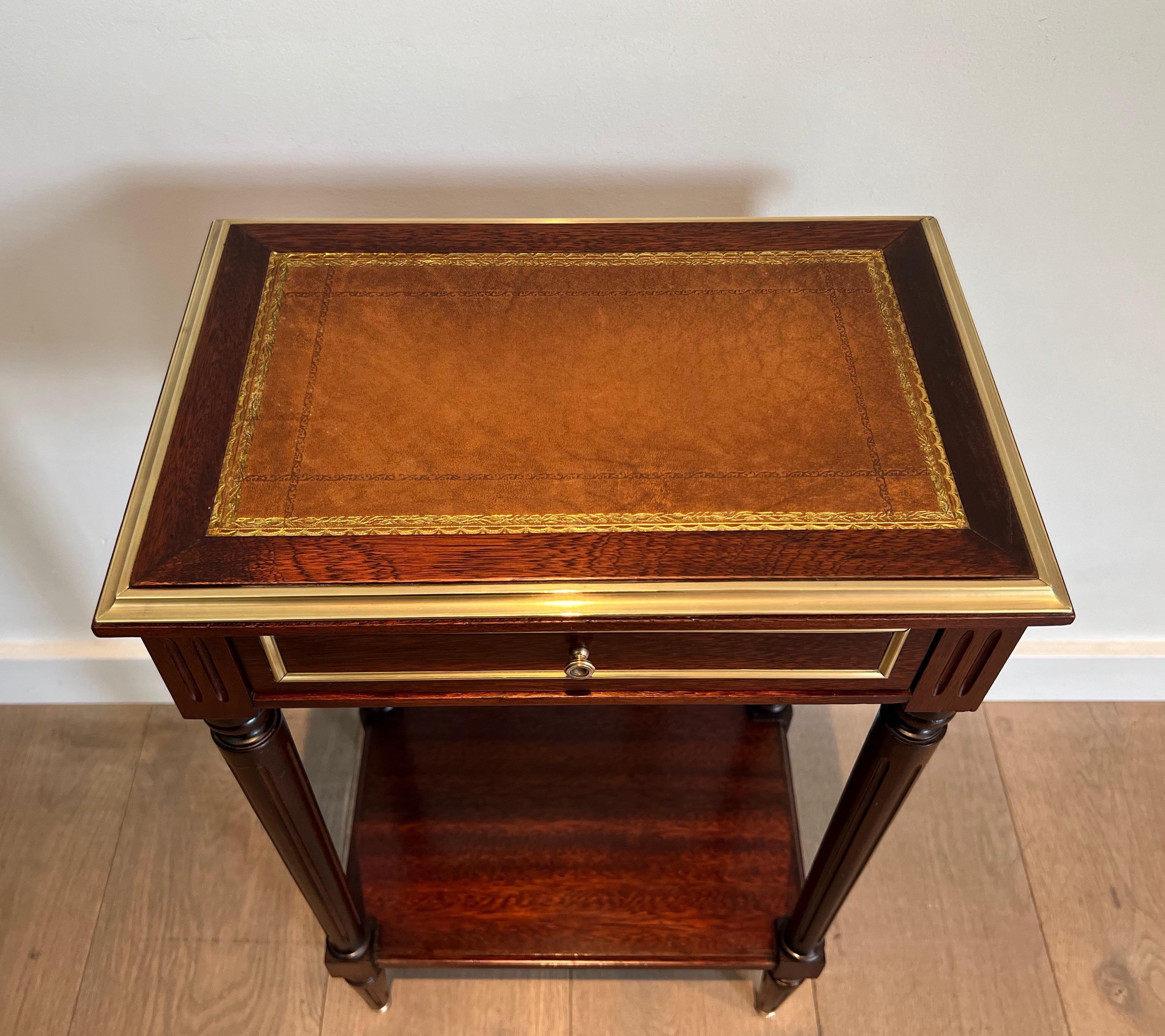 Beistelltische aus Mahagoni und Messing mit Lederplatten im Stil von Maison Jansen, Paar im Zustand „Gut“ im Angebot in Marcq-en-Barœul, Hauts-de-France