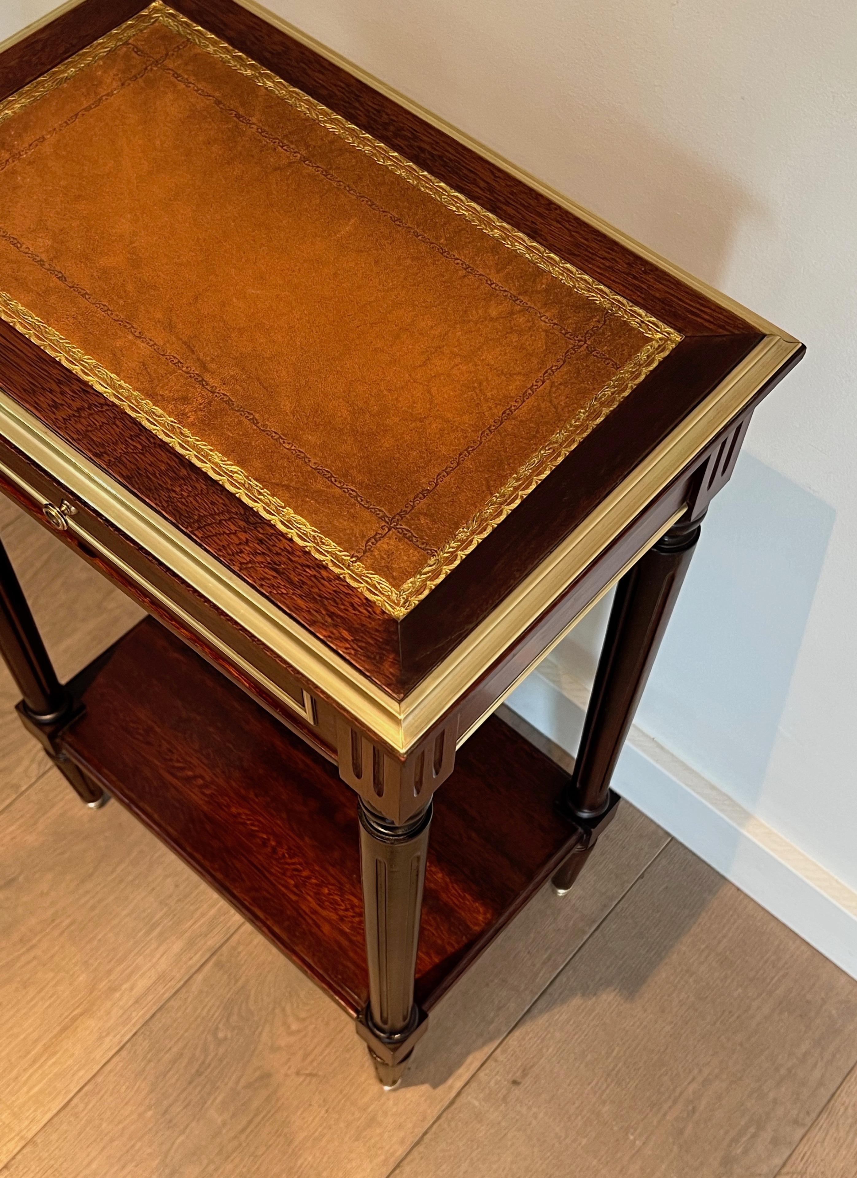 Beistelltische aus Mahagoni und Messing mit Lederplatten im Stil von Maison Jansen, Paar (Mitte des 20. Jahrhunderts) im Angebot