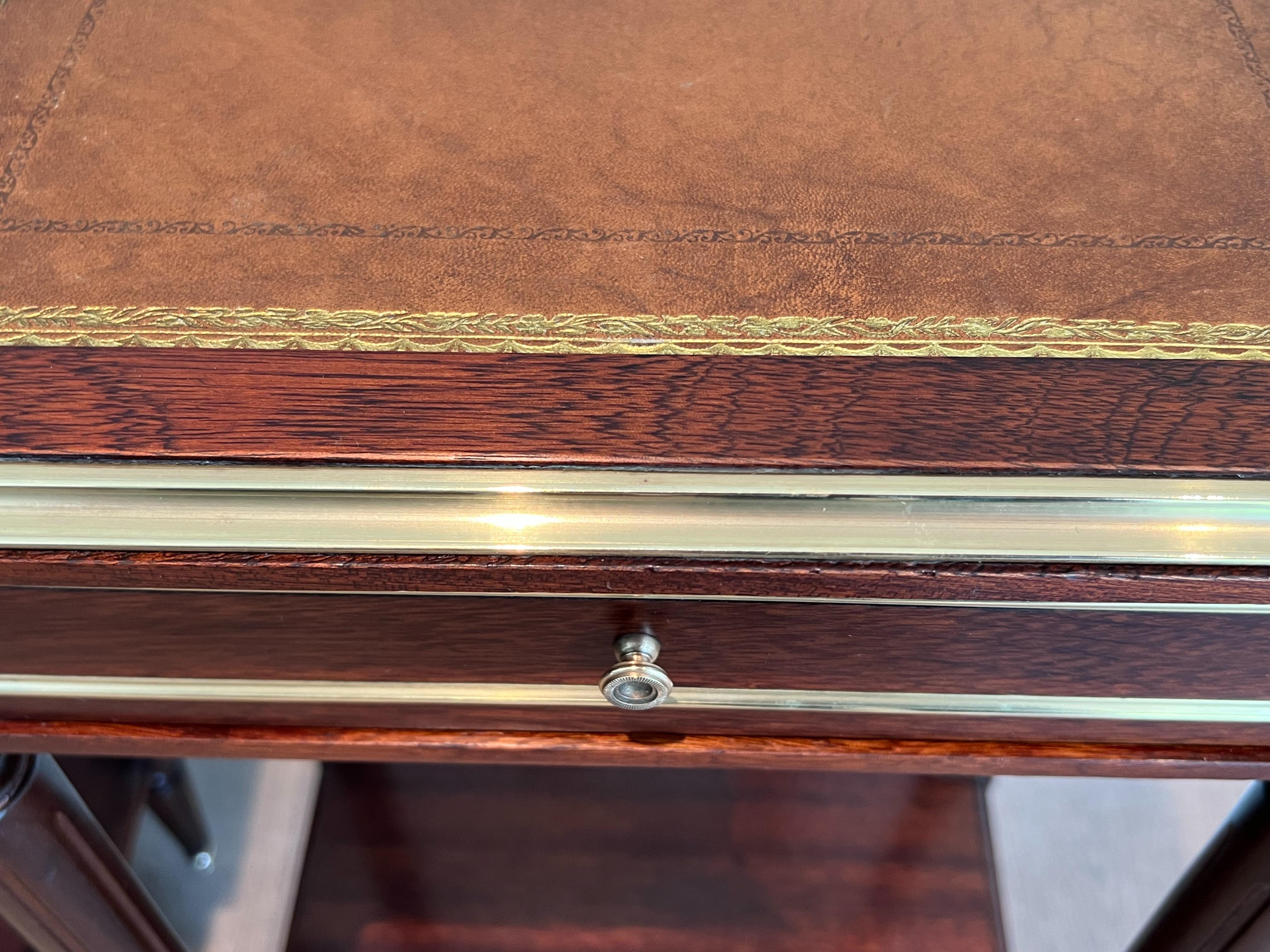 Beistelltische aus Mahagoni und Messing mit Lederplatten im Stil von Maison Jansen, Paar im Angebot 3