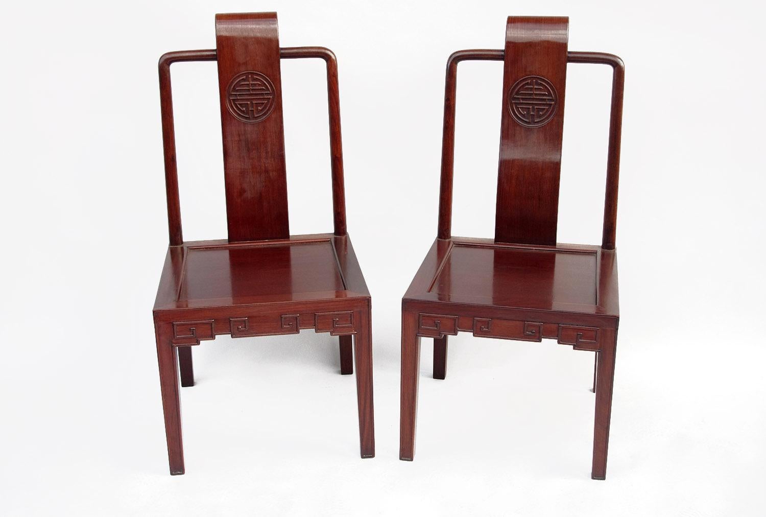 Paar Stühle aus Mahagoni im chinesischen Stil, um 1900 (Geschnitzt) im Angebot