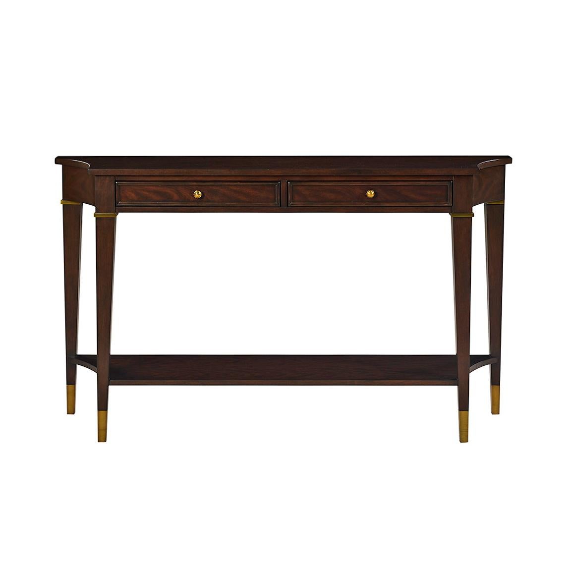 Con un acabado oscuro sobre chapa y sólidos de caoba, esta consola es elegante y clásica.

Sus esquinas curvadas y patas cónicas crean una refinada silueta de estilo francés del siglo XVIII, mientras que los detalles de latón y los herrajes de latón