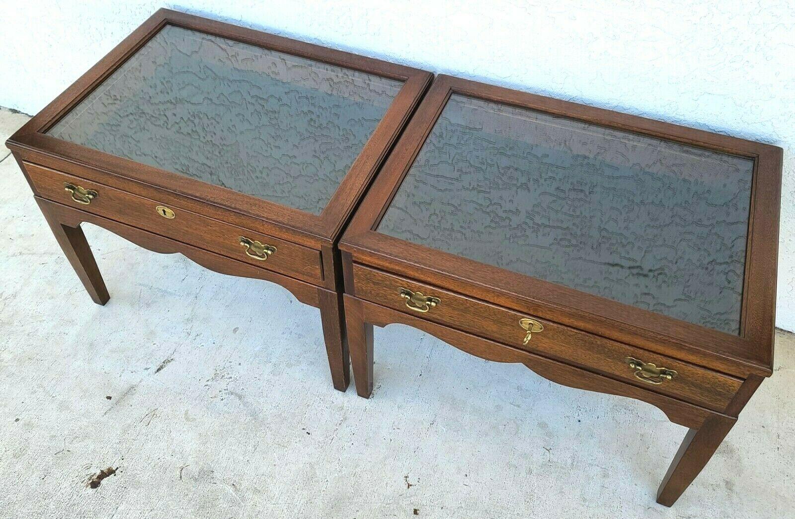 Offering one of our recent Palm Beach Estate fine furniture acquisitions of a
Pair of Mahogany display case end side tables with working locks and a key
Glass is not removable and the drawers are lined with felt.
The glass is clear (the pattern