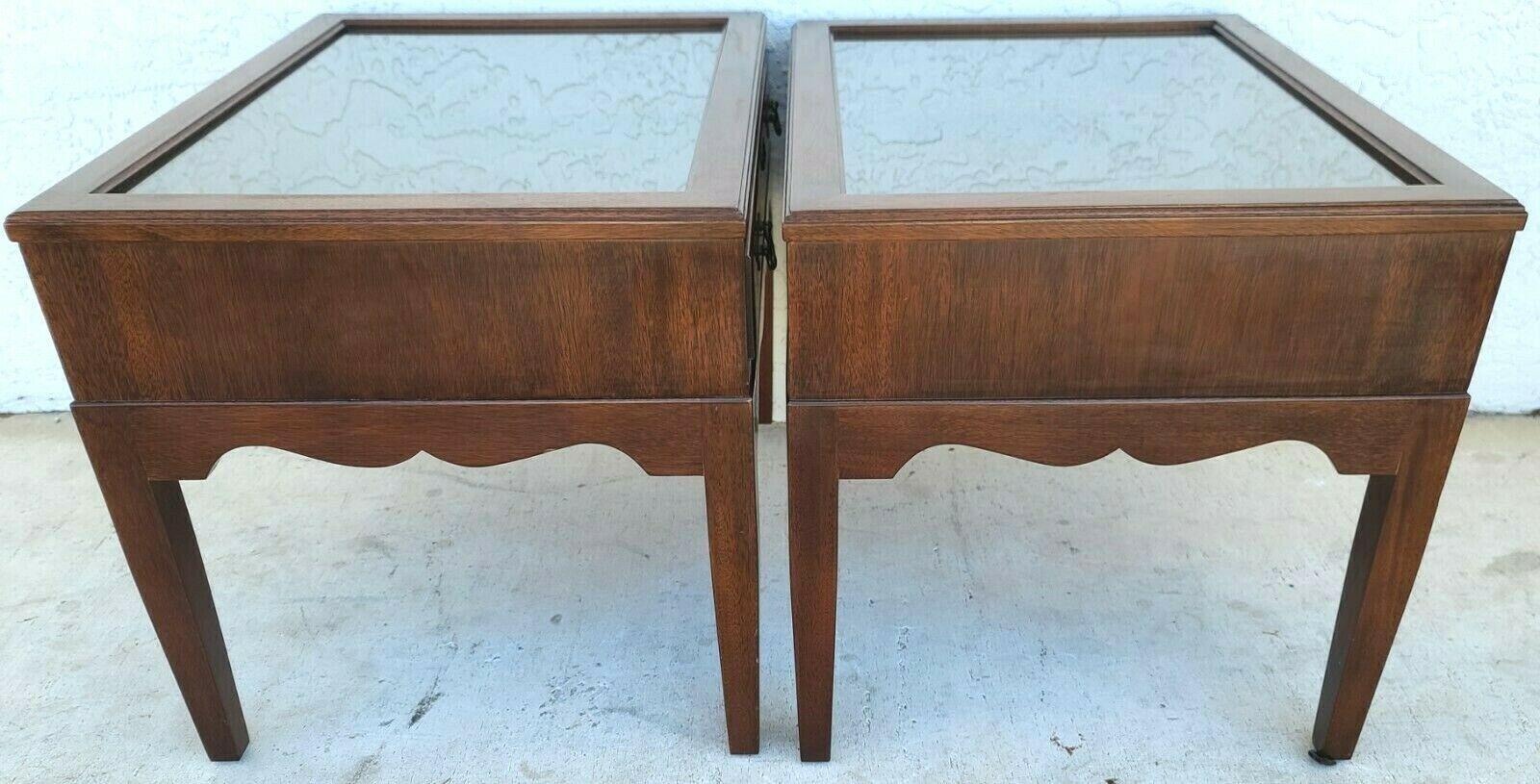 20th Century Pair of Mahogany Display Case End Side Tables with Locks