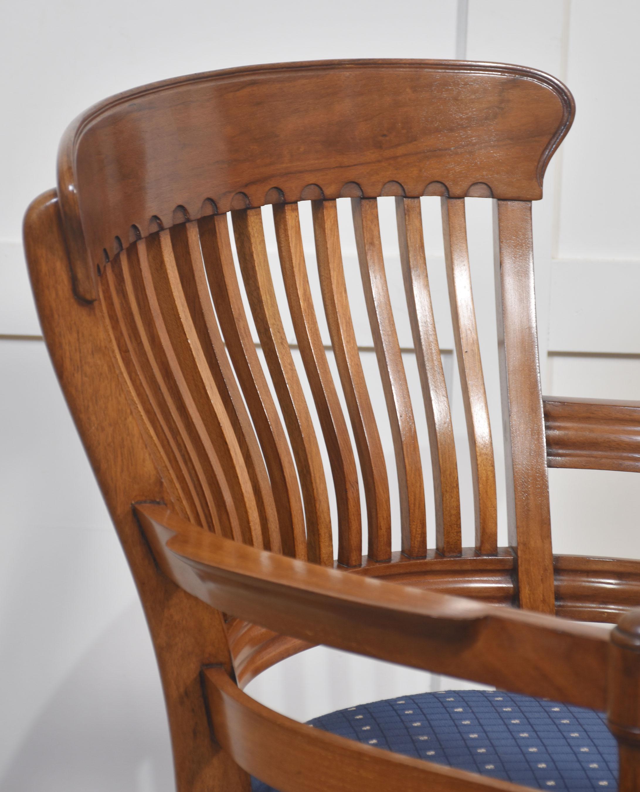 Paire de chaises coudées en acajou à la manière de E.W. Godwin en vente 4