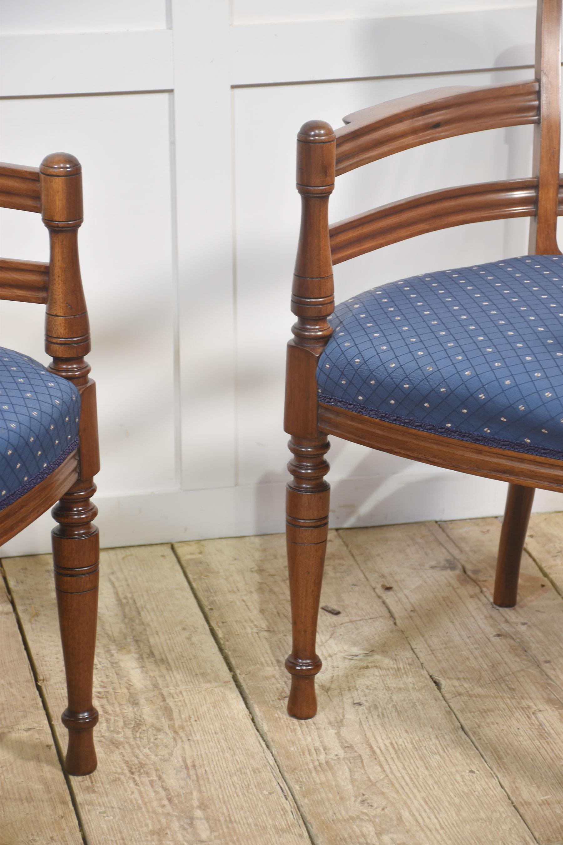 Paire de chaises coudées en acajou à la manière de E.W. Godwin en vente 5