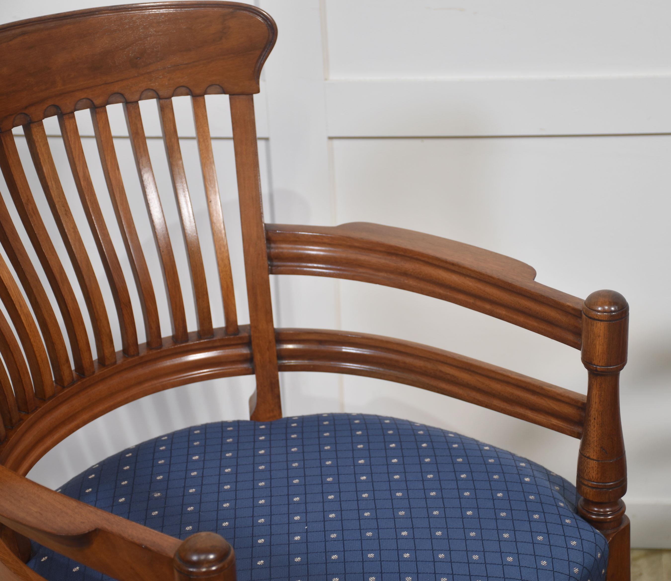 Paire de chaises coudées en acajou à la manière de E.W. Godwin en vente 6