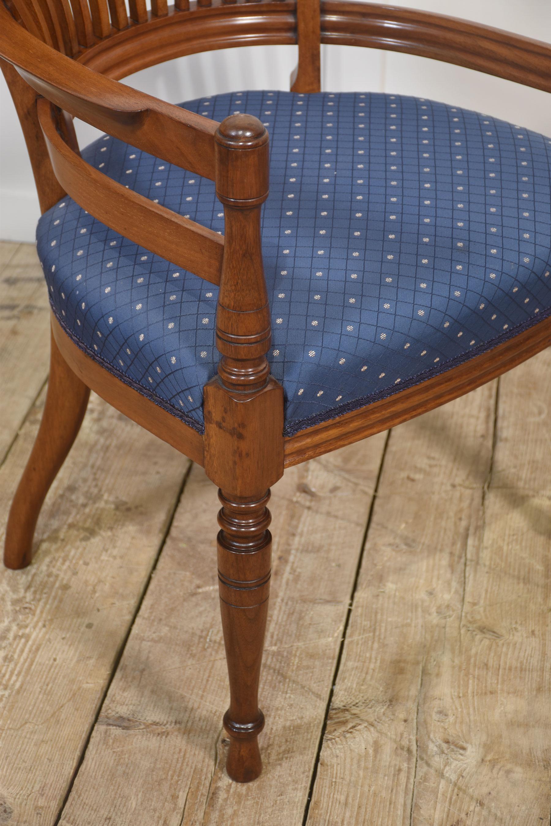 Paire de chaises coudées en acajou à la manière de E.W. Godwin en vente 7