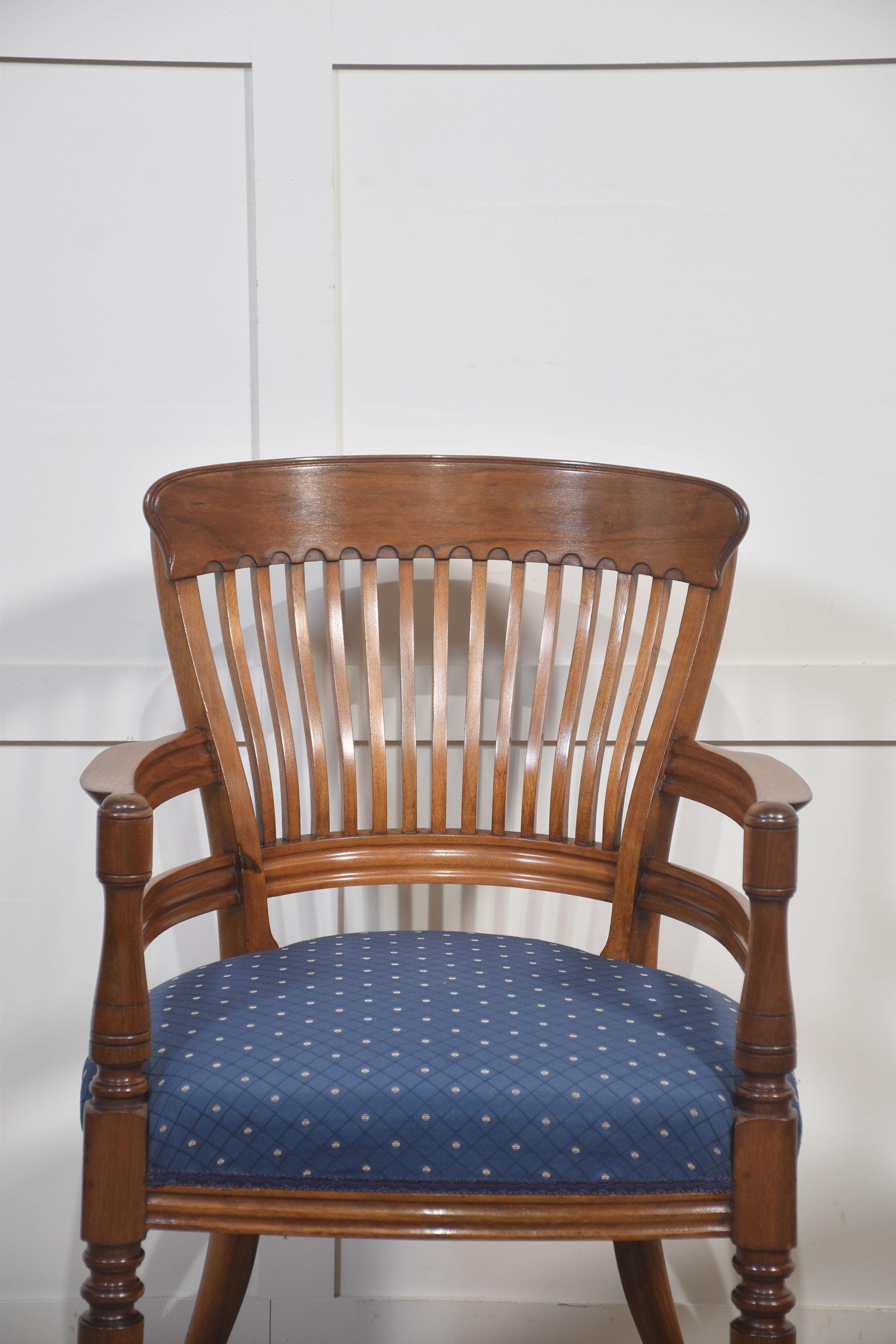 Britannique Paire de chaises coudées en acajou à la manière de E.W. Godwin en vente