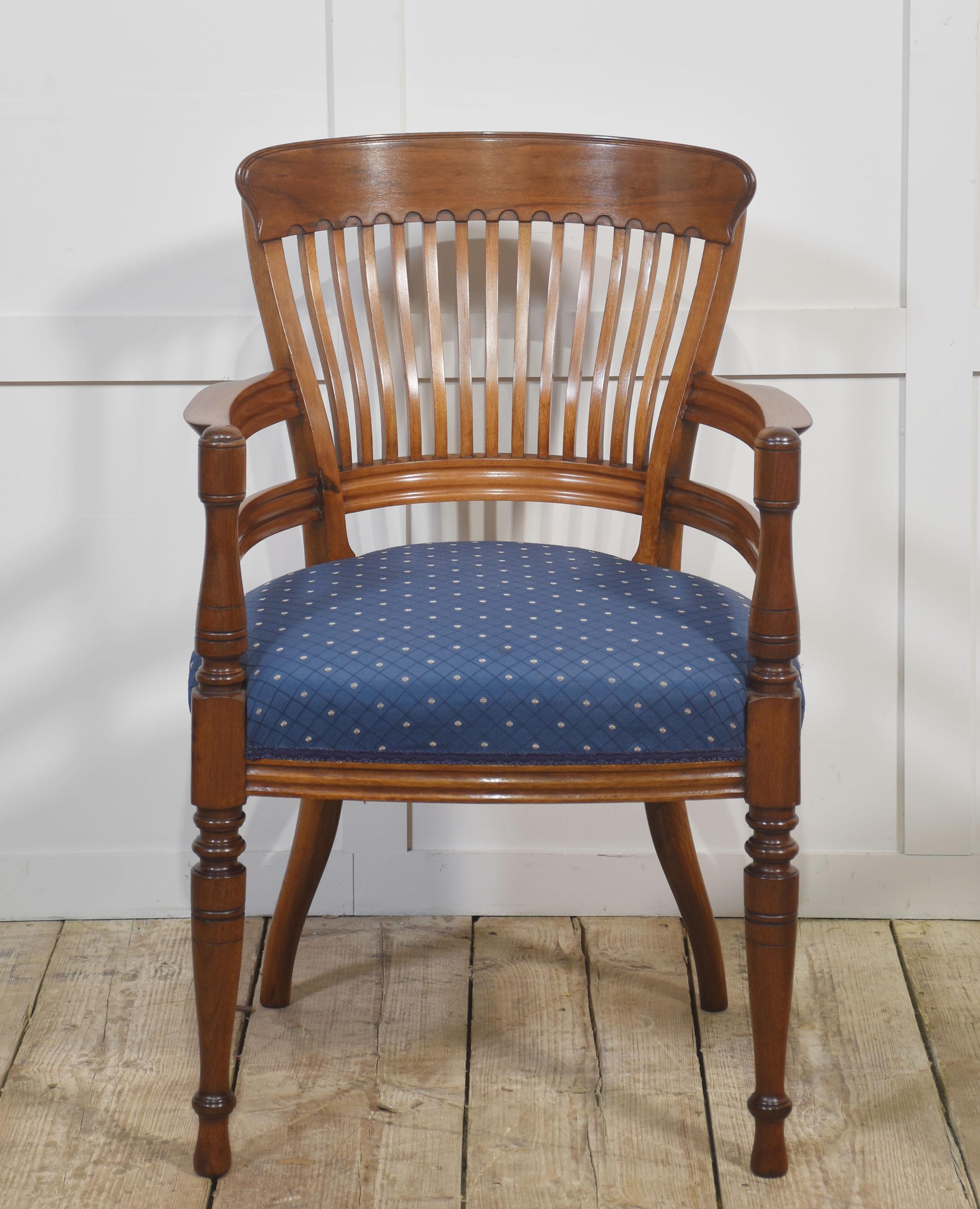 Paire de chaises coudées en acajou à la manière de E.W. Godwin Bon état - En vente à Cheshire, GB