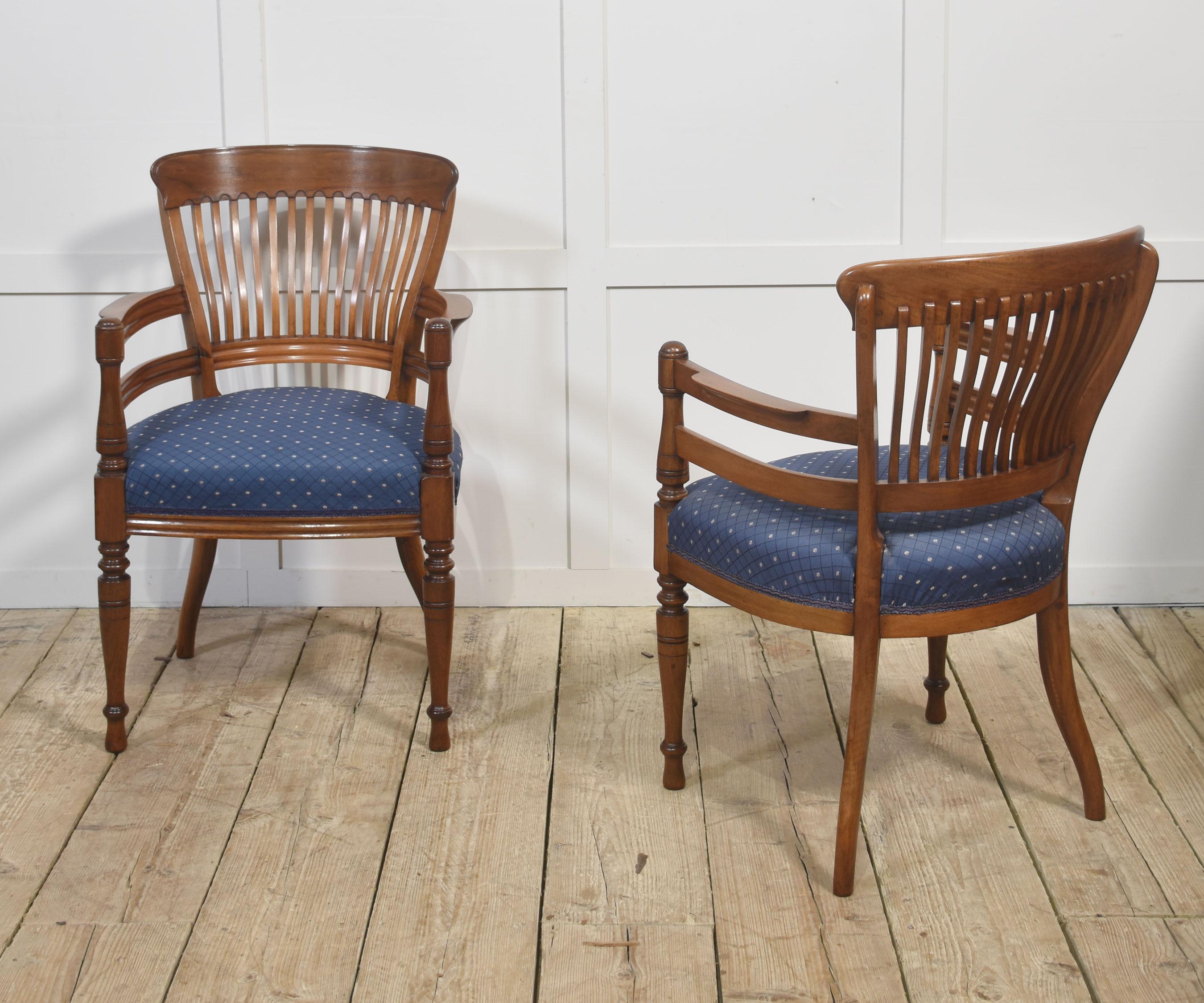 20ième siècle Paire de chaises coudées en acajou à la manière de E.W. Godwin en vente