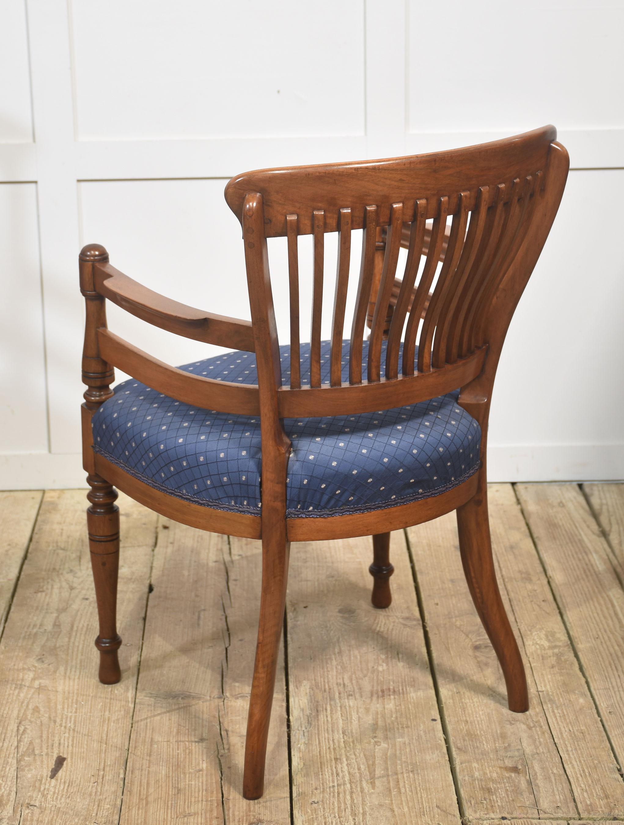 Bois Paire de chaises coudées en acajou à la manière de E.W. Godwin en vente