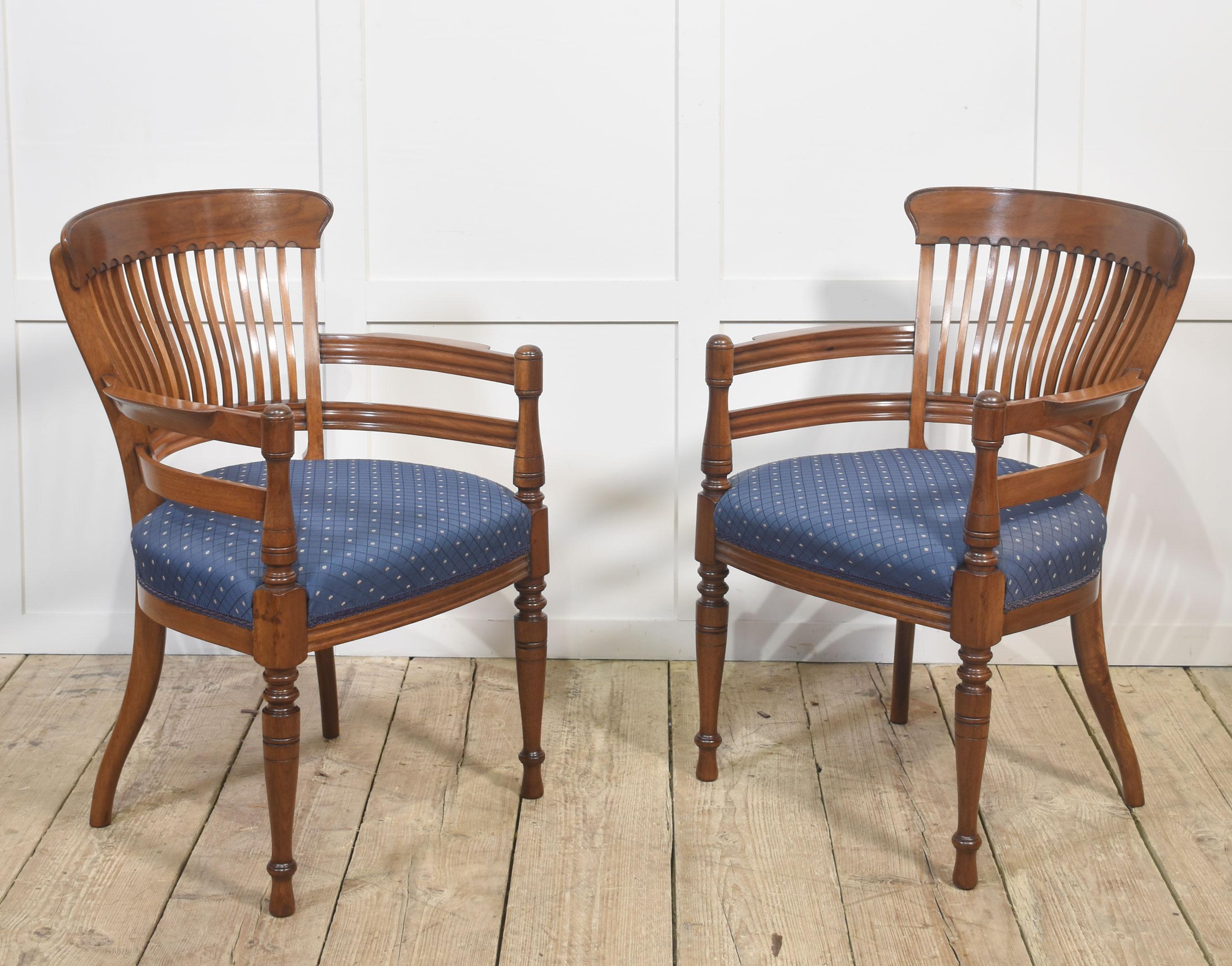 Paire de chaises coudées en acajou à la manière de E.W. Godwin en vente 1