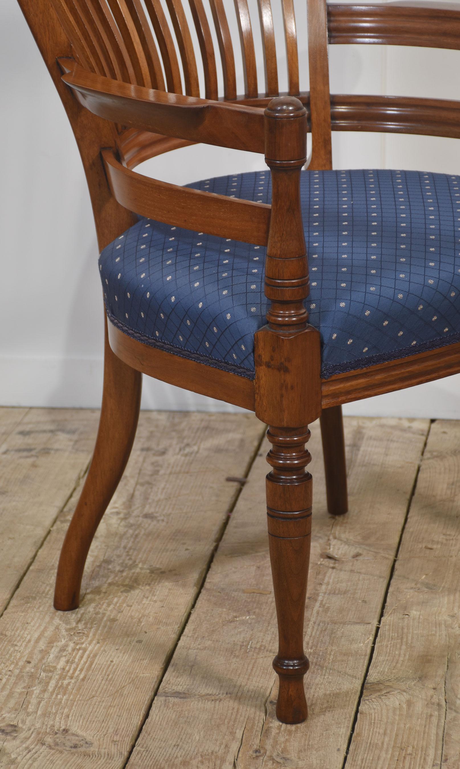 Paire de chaises coudées en acajou à la manière de E.W. Godwin en vente 3