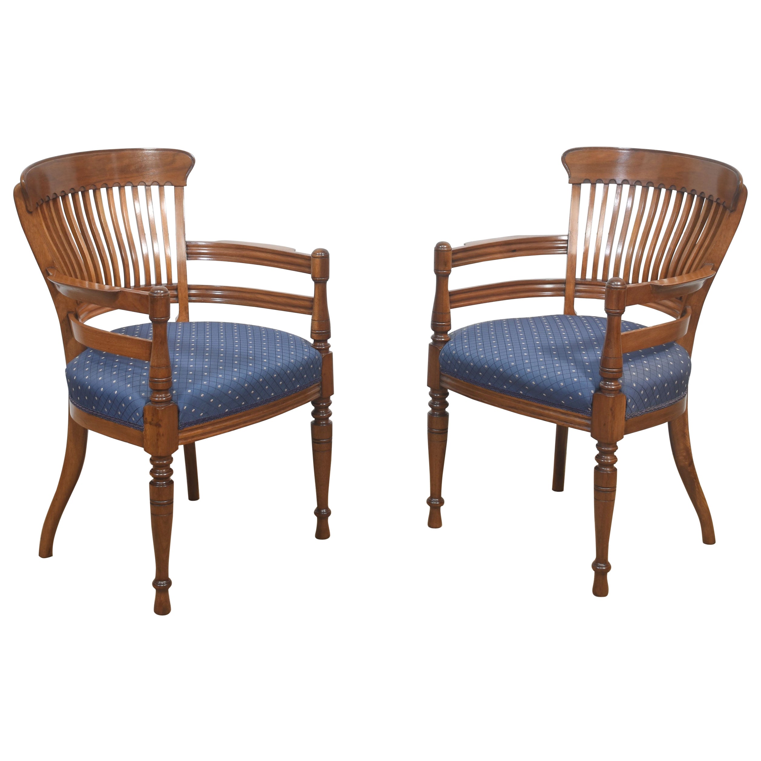 Paire de chaises coudées en acajou à la manière de E.W. Godwin en vente