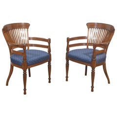 Paire de chaises coudées en acajou �à la manière de E.W. Godwin