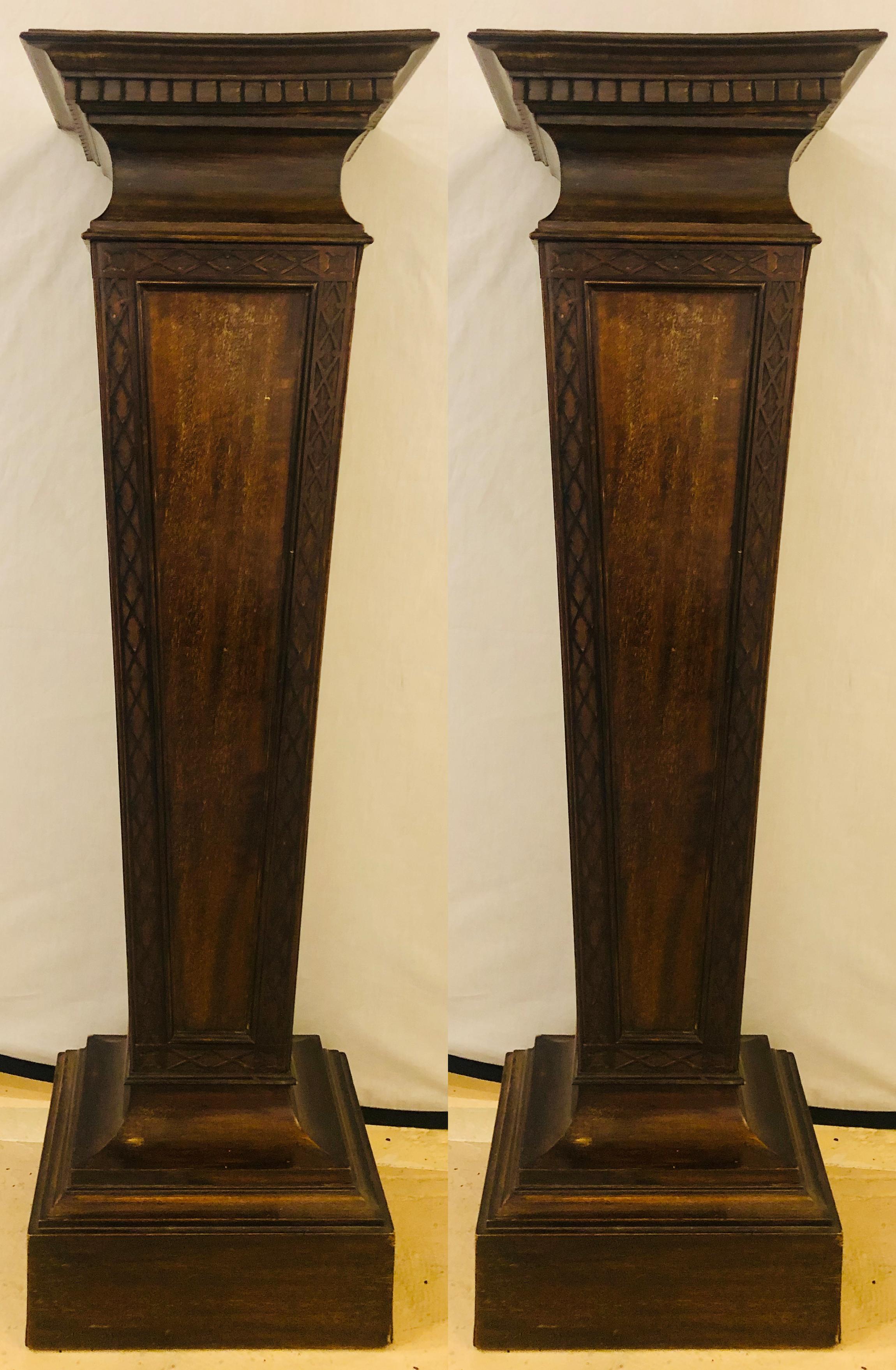 Pair of mahogany Empire style wooden pedestals. These large and impressive wooden pedestals are finely carved in their walnut or mahogany frames. 


EXX
Lia.