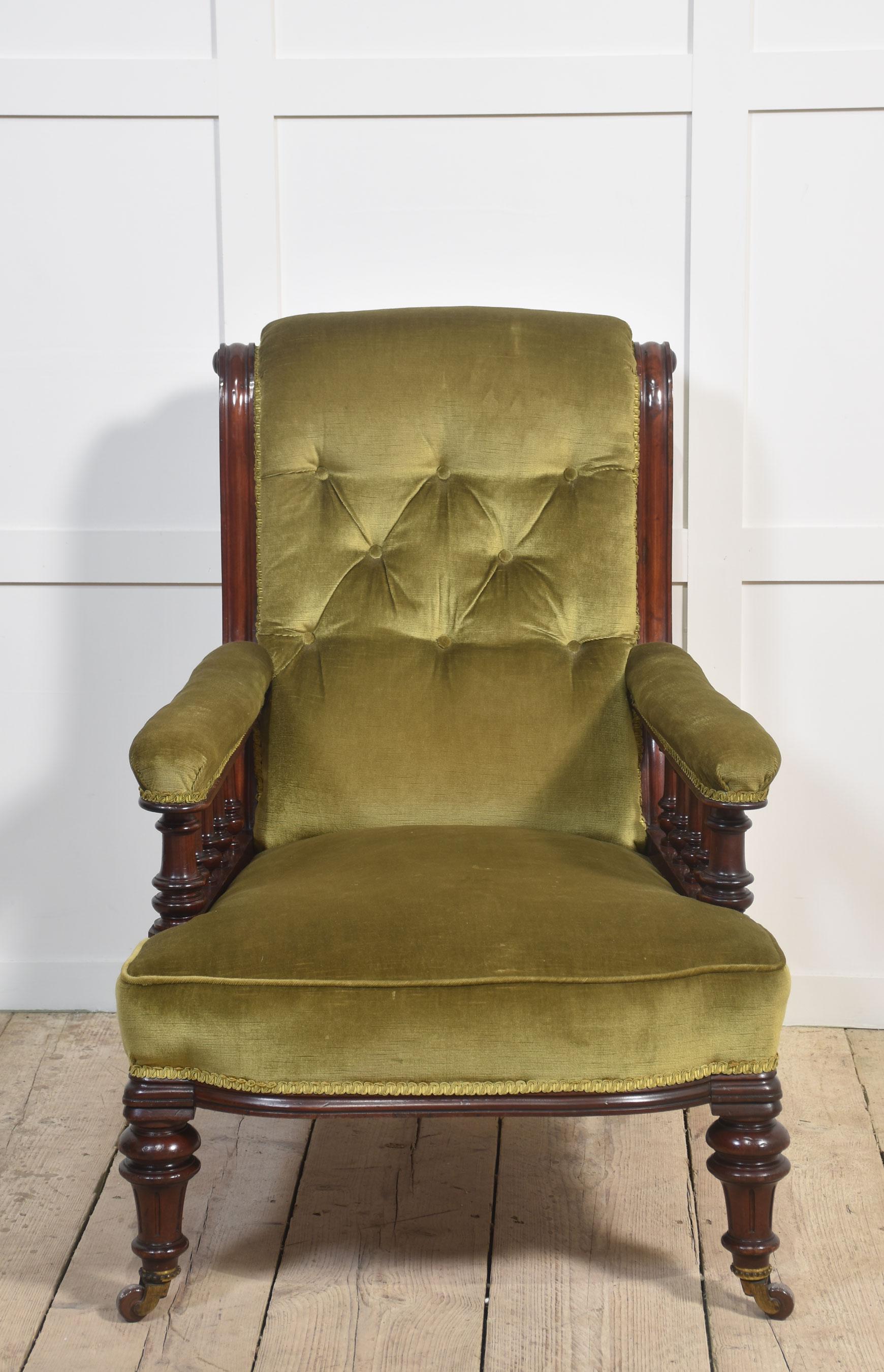 Paire de chaises de bibliothèque encadrées d'acajou en vente 4