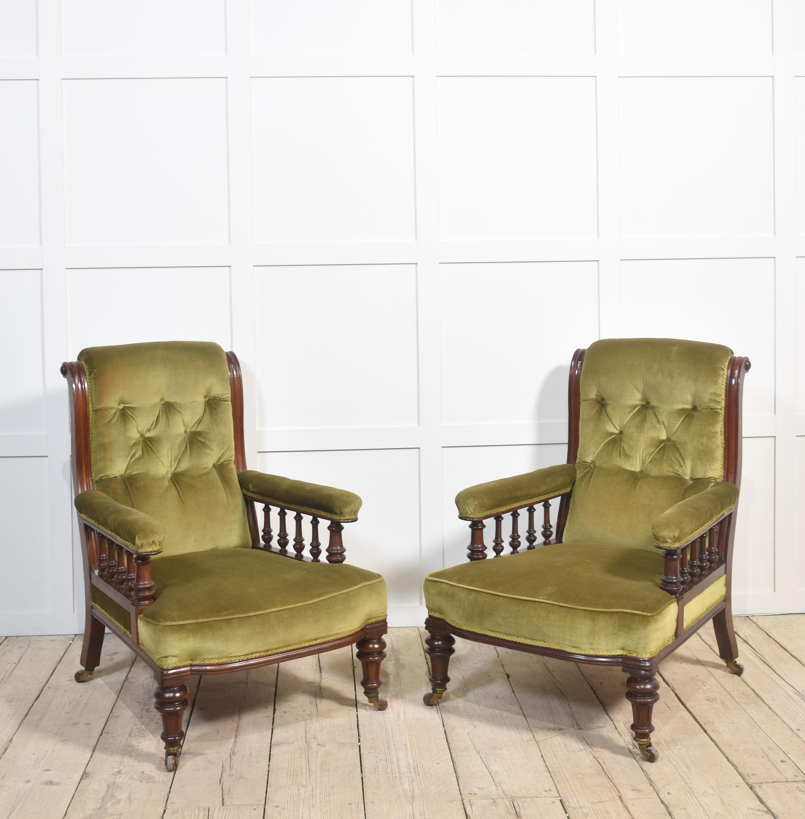 Britannique Paire de chaises de bibliothèque encadrées d'acajou en vente