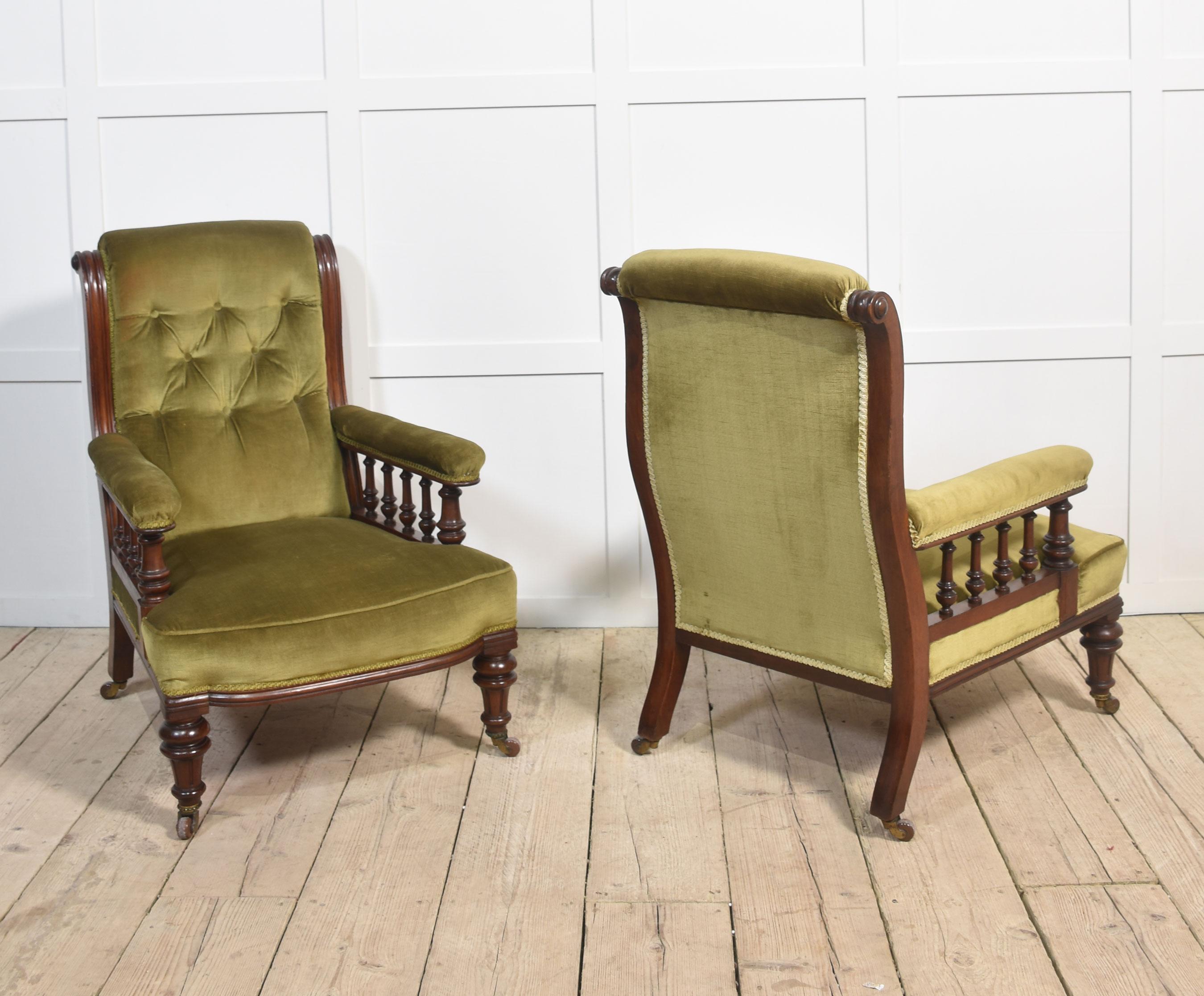 Paire de chaises de bibliothèque encadrées d'acajou en vente 1